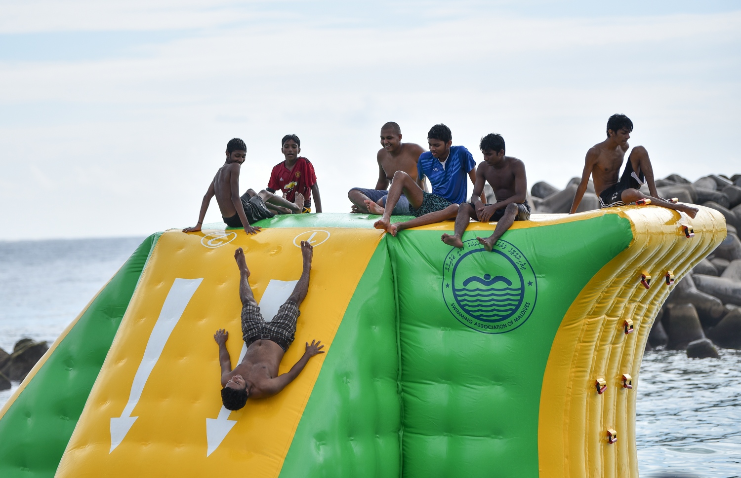 މާލެ: ނޮވެމްބަރު 18، 2018- އާ ރައީސް އިބްރާހިމް މުހައްމަދު ސޯލިހް މަގާމުގެ ހުވާކުރެއްވުމުގެ އުފަލުގައި "ދުޅަހެޔޮ ހަށިހެޔޮ އީދު"ގެ ނަމުގައި ދެ ދުވަހުގެ މުއްދަތަށް ބާއްވާ ކުޅިވަރު ފެސްޓިވަލްގެ ތެރެއިން ސްވިމިން ޓްރެކްގައި އޮތް ހަރަކާތެއްގައި ބައިވެރިވި ބައެއް މީހުން.---ފޮޓޯ: އަހުމަދު ނިޝާތު/މިހާރު