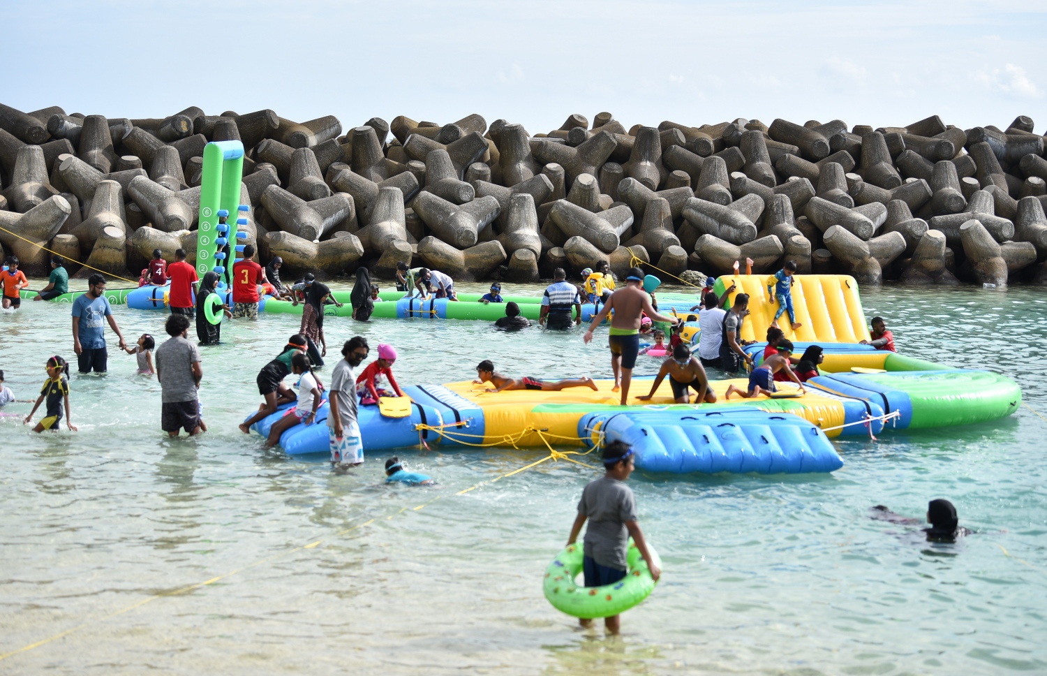 މާލެ: ނޮވެމްބަރު 18، 2018- އާ ރައީސް އިބްރާހިމް މުހައްމަދު ސޯލިހް މަގާމުގެ ހުވާކުރެއްވުމުގެ އުފަލުގައި "ދުޅަހެޔޮ ހަށިހެޔޮ އީދު"ގެ ނަމުގައި ދެ ދުވަހުގެ މުއްދަތަށް ބާއްވާ ކުޅިވަރު ފެސްޓިވަލްގެ ތެރެއިން ސްވިމިން ޓްރެކްގައި އޮތް ހަރަކާތެއްގައި ބައިވެރިވި ބައެއް މީހުން.---ފޮޓޯ: އަހުމަދު ނިޝާތު/މިހާރު