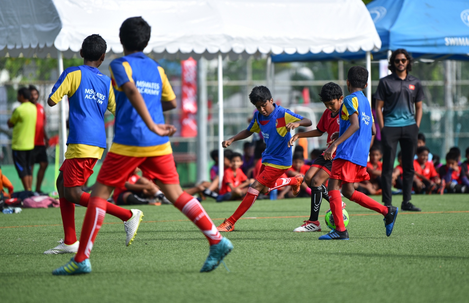 މާލެ: ނޮވެމްބަރު 18، 2018- އާ ރައީސް އިބްރާހިމް މުހައްމަދު ސޯލިހް މަގާމުގެ ހުވާކުރެއްވުމުގެ އުފަލުގައި "ދުޅަހެޔޮ ހަށިހެޔޮ އީދު"ގެ ނަމުގައި ދެ ދުވަހުގެ މުއްދަތަށް ބާއްވާ ކުޅިވަރު ފެސްޓިވަލްގެ މިއަދުގެ ހަރަކާތުގެ ތެރެއިން ކުޑަކުދިންތަކެއް ފުޓުބޯޅަ ކުޅެނީ.---ފޮޓޯ: އަހުމަދު ނިޝާތު/މިހާރު