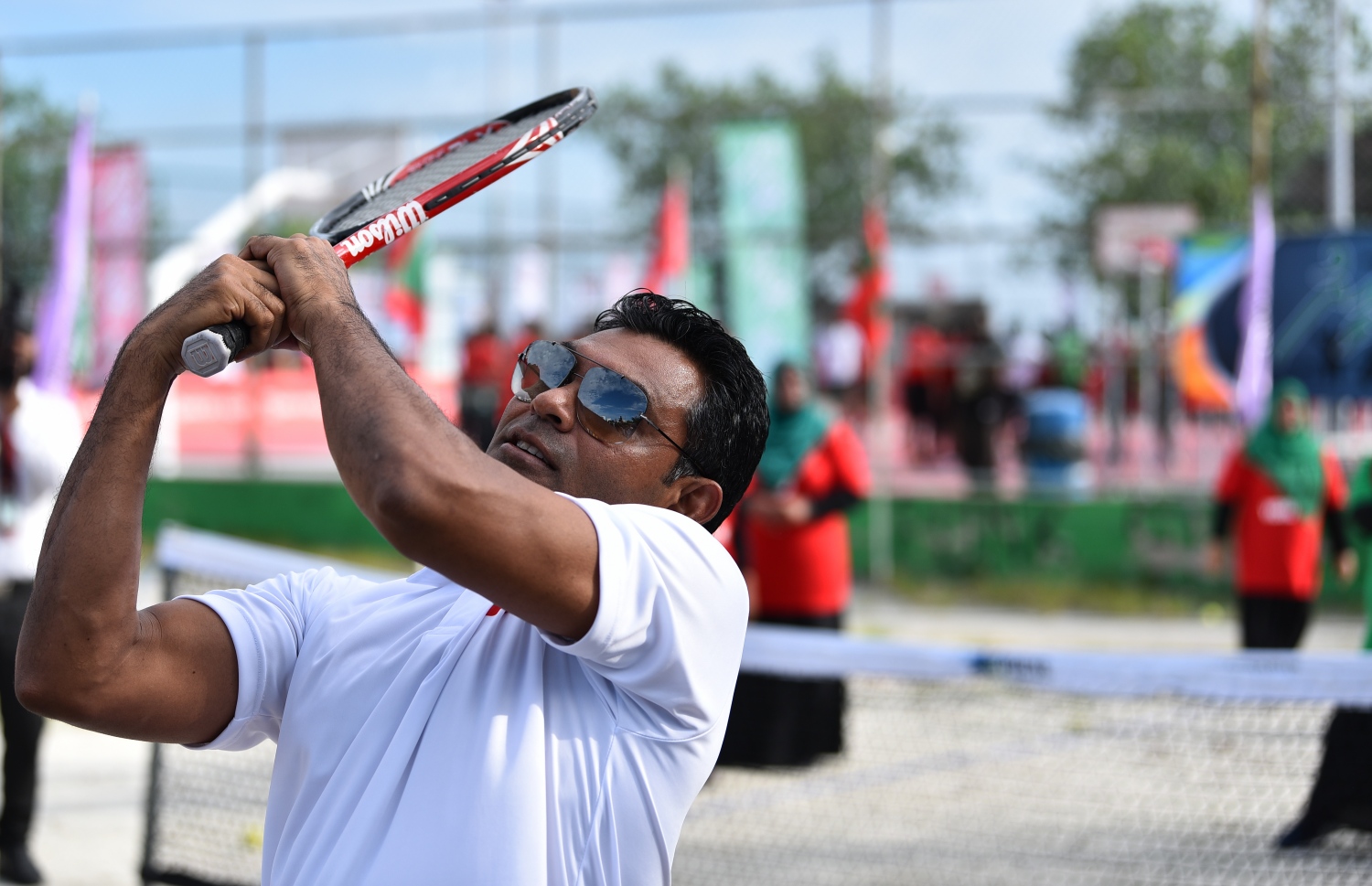 މާލެ: ނޮވެމްބަރު 18، 2018- އާ ރައީސް އިބްރާހިމް މުހައްމަދު ސޯލިހް މަގާމުގެ ހުވާކުރެއްވުމުގެ އުފަލުގައި "ދުޅަހެޔޮ ހަށިހެޔޮ އީދު"ގެ ނަމުގައި ދެ ދުވަހުގެ މުއްދަތަށް ބާއްވާ ކުޅިވަރު ފެސްޓިވަލްގެ މިއަދުގެ ހަރަކާތެއްގައި ނައިބު ރައީސް ފައިސަލް ނަސީމް ޓެނިސް ކުޅުއްވަނީ.---ފޮޓޯ: އަހުމަދު ނިޝާތު/މިހާރު