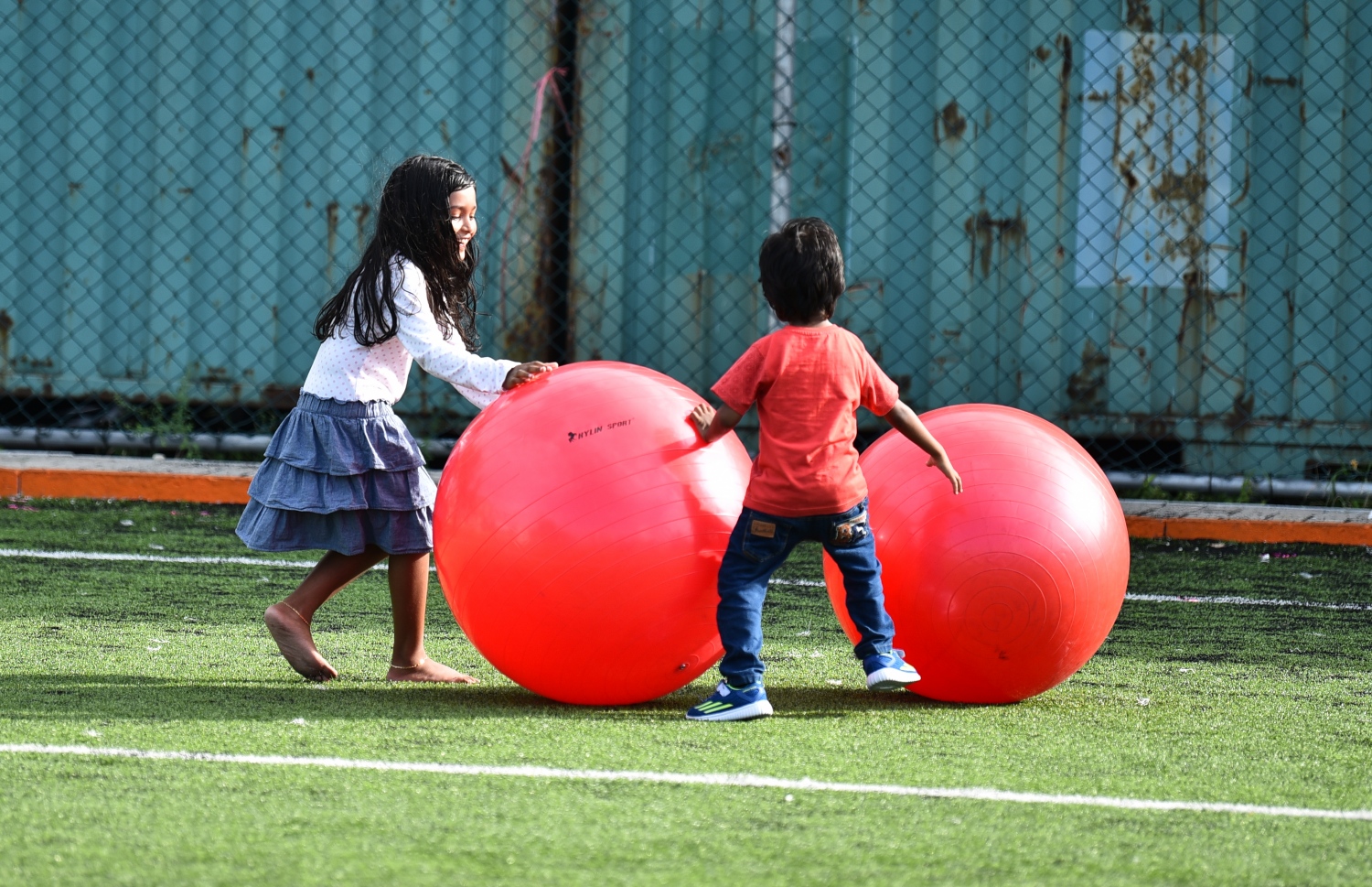 މާލެ: ނޮވެމްބަރު 18، 2018- އާ ރައީސް އިބްރާހިމް މުހައްމަދު ސޯލިހް މަގާމުގެ ހުވާކުރެއްވުމުގެ އުފަލުގައި "ދުޅަހެޔޮ ހަށިހެޔޮ އީދު"ގެ ނަމުގައި ދެ ދުވަހުގެ މުއްދަތަށް ބާއްވާ ކުޅިވަރު ފެސްޓިވަލްގެ މިއަދުގެ ހަރަކާތެއްގައި ކުޑަ ދެ ކުއްޖަކު މަޖާކުރަނީ.---ފޮޓޯ: އަހުމަދު ނިޝާތު/މިހާރު