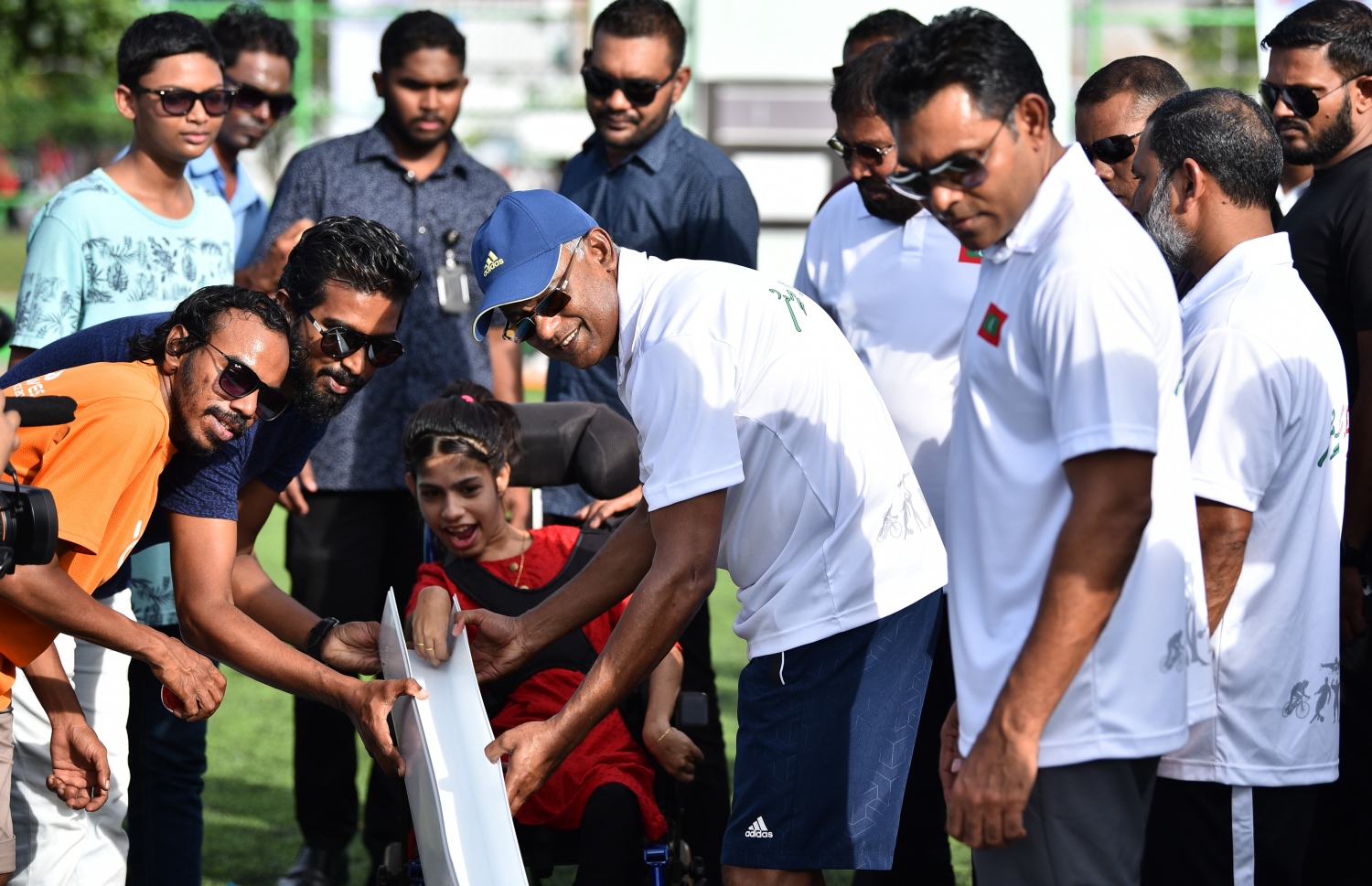 މާލެ: ނޮވެމްބަރު 18، 2018- އާ ރައީސް އިބްރާހިމް މުހައްމަދު ސޯލިހް މަގާމުގެ ހުވާކުރެއްވުމުގެ އުފަލުގައި "ދުޅަހެޔޮ ހަށިހެޔޮ އީދު"ގެ ނަމުގައި ދެ ދުވަހުގެ މުއްދަތަށް ބާއްވާ ކުޅިވަރު ފެސްޓިވަލްގައި ބައިވެރިވި، ޚާއްސަ އެހީއަށް ބޭނުންވާ ކުއްޖަކަށް އެމަނިކުފާނު އެހީތެރިވެވަޑައިގަންނަވަނީ.---ފޮޓޯ: އަހުމަދު ނިޝާތު/މިހާރު