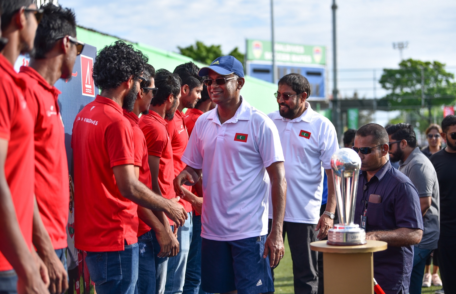 މާލެ: ނޮވެމްބަރު 18، 2018- އާ ރައީސް އިބްރާހިމް މުހައްމަދު ސޯލިހް މަގާމުގެ ހުވާކުރެއްވުމުގެ އުފަލުގައި "ދުޅަހެޔޮ ހަށިހެޔޮ އީދު"ގެ ނަމުގައި ދެ ދުވަހުގެ މުއްދަތަށް ބާއްވާ ކުޅިވަރު ފެސްޓިވަލްގެ މިއަދުގެ އިވެންޓަކަށް އެމަނިކުފާނު ވަޑައިގެން ބައެއް ކުޅުންތެރިންނާ ސަލާމް ކުރައްވަނީ.---ފޮޓޯ: އަހުމަދު ނިޝާތު/މިހާރު