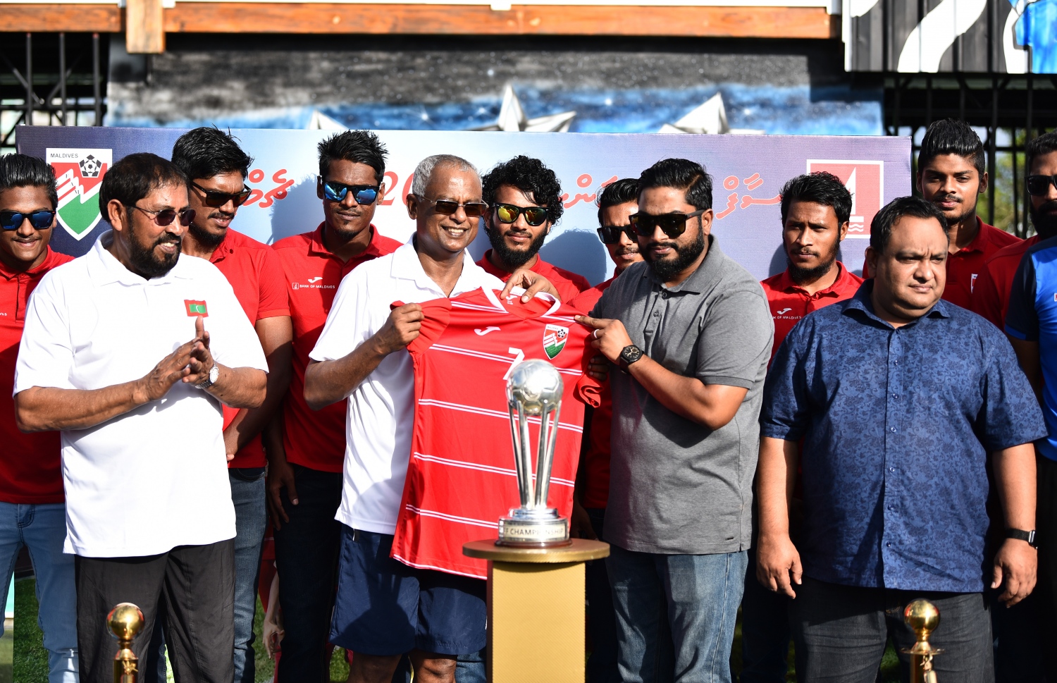 މާލެ: ނޮވެމްބަރު 18، 2018- އާ ރައީސް އިބްރާހިމް މުހައްމަދު ސޯލިހް މަގާމުގެ ހުވާކުރެއްވުމުގެ އުފަލުގައި "ދުޅަހެޔޮ ހަށިހެޔޮ އީދު"ގެ ނަމުގައި ދެ ދުވަހުގެ މުއްދަތަށް ބާއްވާ ކުޅިވަރު ފެސްޓިވަލްގެ މިއަދުގެ އިވެންޓަކަށް އެމަނިކުފާނު ވަޑައިގަތުމުން، އެފްއޭއެމްގެ ރައީސް ބައްސާމް ގައުމީ ފުޓުބޯޅަ ޓީމުގެ ޖާޒީއެއް އަރުވަނީ.---ފޮޓޯ: އަހުމަދު ނިޝާތު/މިހާރު