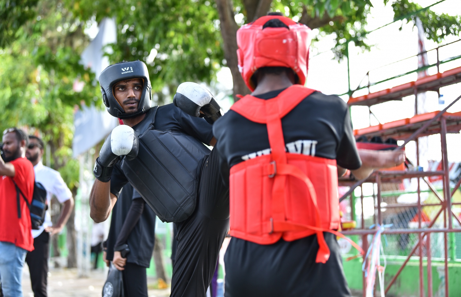 މާލެ: ނޮވެމްބަރު 18، 2018- އާ ރައީސް އިބްރާހިމް މުހައްމަދު ސޯލިހް މަގާމުގެ ހުވާކުރެއްވުމުގެ އުފަލުގައި "ދުޅަހެޔޮ ހަށިހެޔޮ އީދު"ގެ ނަމުގައި ދެ ދުވަހުގެ މުއްދަތަށް ބާއްވާ ކުޅިވަރު ފެސްޓިވަލްގެ މިއަދުގެ ހަރަކާތުގެ ތެރެއިން: މީގެ ތެރެއިން ގިނަ ހަރަކާތްތަކުގައި ރައީސް އިބްރާހިމް މުހައްމަދު ސޯލިހާއި ނައިބު ރައީސް ފައިސަލް ނަސީމް ވެސް ބައިވެރިވެވަޑައިގެންނެވި.---ފޮޓޯ: އަހުމަދު ނިޝާތު/މިހާރު