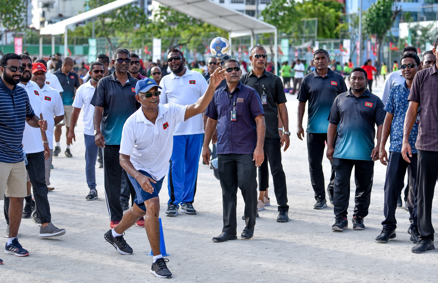 މާލެ: ނޮވެމްބަރު 18، 2018- އާ ރައީސް އިބްރާހިމް މުހައްމަދު ސޯލިހް މަގާމުގެ ހުވާކުރެއްވުމުގެ އުފަލުގައި "ދުޅަހެޔޮ ހަށިހެޔޮ އީދު"ގެ ނަމުގައި ދެ ދުވަހުގެ މުއްދަތަށް ބާއްވާ ކުޅިވަރު ފެސްޓިވަލްގައި މިއަދު އޮތް ވޮލީ މެޗުގައި އެމަނިކުފާނު ކުޅުއްވަނީ.---ފޮޓޯ: އަހުމަދު ނިޝާތު/މިހާރު