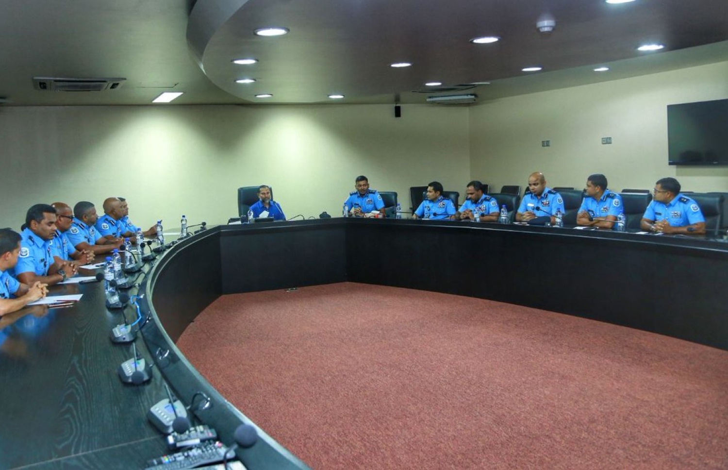 ހޯމް މިނިސްޓަރު އިމްރާން ފުލުހުންގެ އިސްވެރިންނާ ބައްދަލުކުރައްވަނީ. --- ފޮޓޯ: ޕޮލިސް