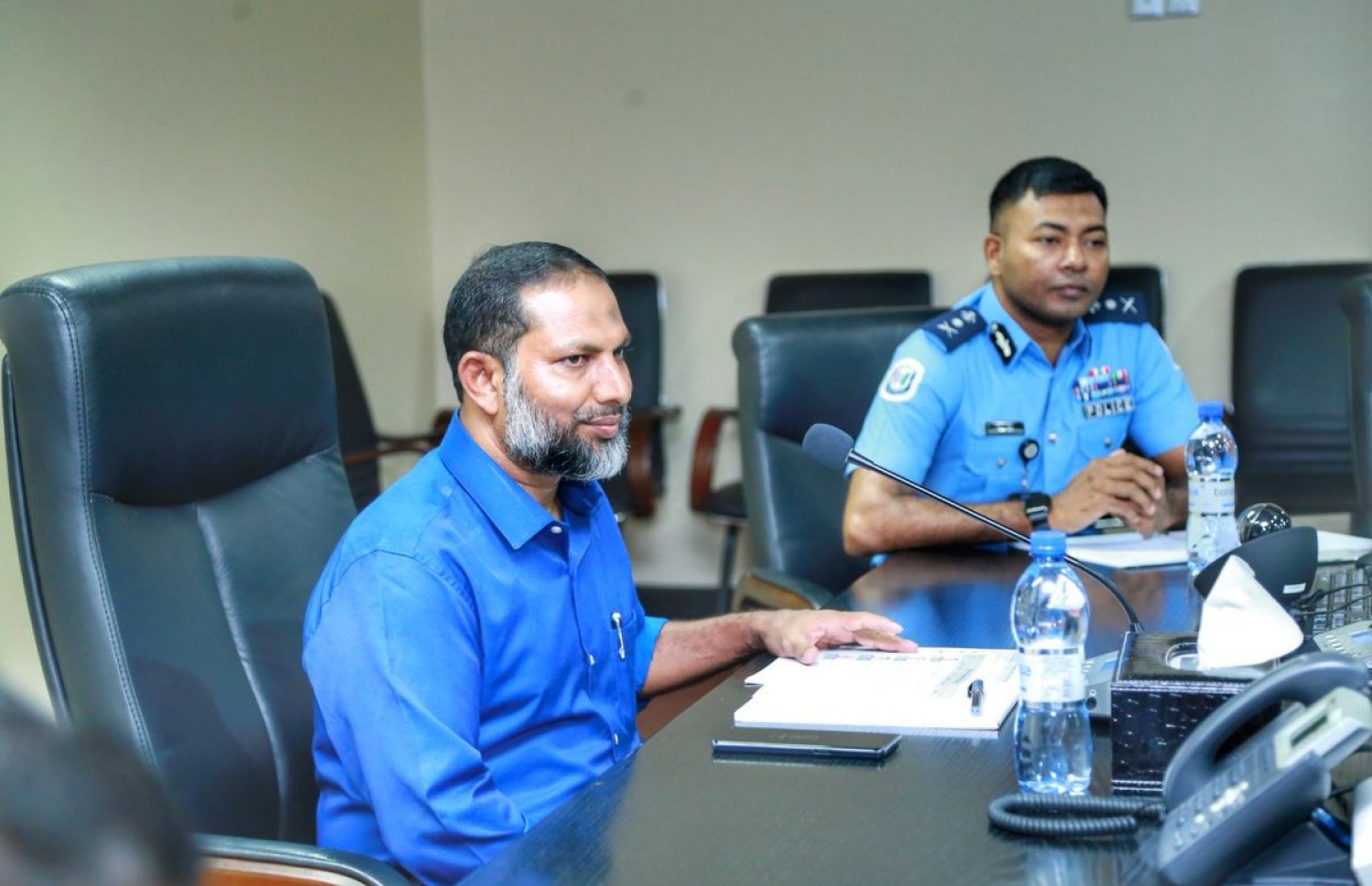 ހޯމް މިނިސްޓަރު އިމްރާން ފުލުހުންގެ އިސްވެރިންނާ ބައްދަލުކުރައްވަނީ. --- ފޮޓޯ: ޕޮލިސް
