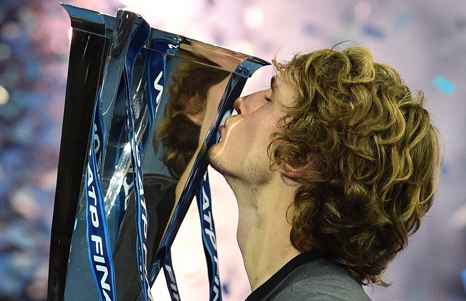 އިއްޔެގެ ފައިނަލަށް ފަހު ޒްވީރެވް ތައްޓައް ބޮސްދެނީ. -- ފޮޓޯ: އޭއެފްޕީ