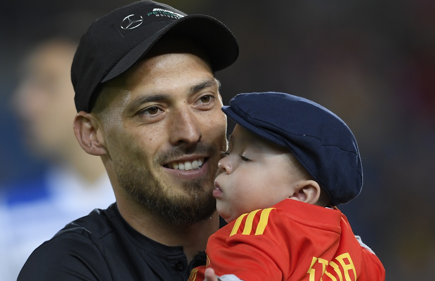 ރޭގެ މެޗުގެ ތެރެއިން ސިލްވާ އޭނާގެ ދަރިފުޅު މަޓެއޯ އުރާލައިގެން. -- ފޮޓޯ: އޭއެފްޕީ