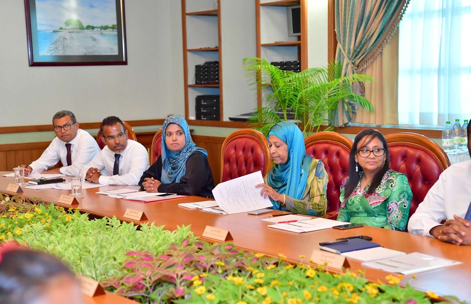 މާލެ: ނޮވެމްބަރު 19، 2018- މިދިޔަ ހޮނިހިރު ދުވަހު މަގާމުގެ ހުވާކުރެއްވި ރައީސް އިބްރާހިމް މުހައްމަދު ސޯލިހްގެ ސަރުކާރުގެ ފުރަތަމަ ކެބިނެޓް ބައްދަލުވުމުގެ ތެރެއިން.---ފޮޓޯ: ރައީސް އޮފީސް