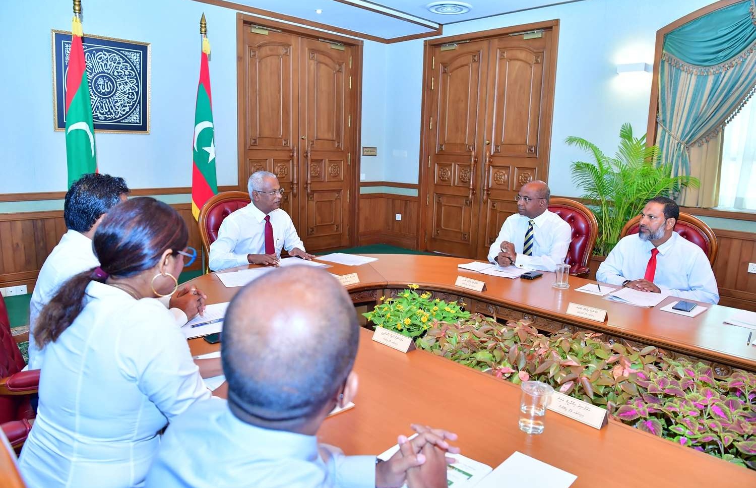 މާލެ: ނޮވެމްބަރު 19، 2018- މިދިޔަ ހޮނިހިރު ދުވަހު މަގާމުގެ ހުވާކުރެއްވި ރައީސް އިބްރާހިމް މުހައްމަދު ސޯލިހްގެ ސަރުކާރުގެ ފުރަތަމަ ކެބިނެޓް ބައްދަލުވުން އެމަނިކުފާނު ކުރިއަށް ގެންދަވަނީ.---ފޮޓޯ: ރައީސް އޮފީސް