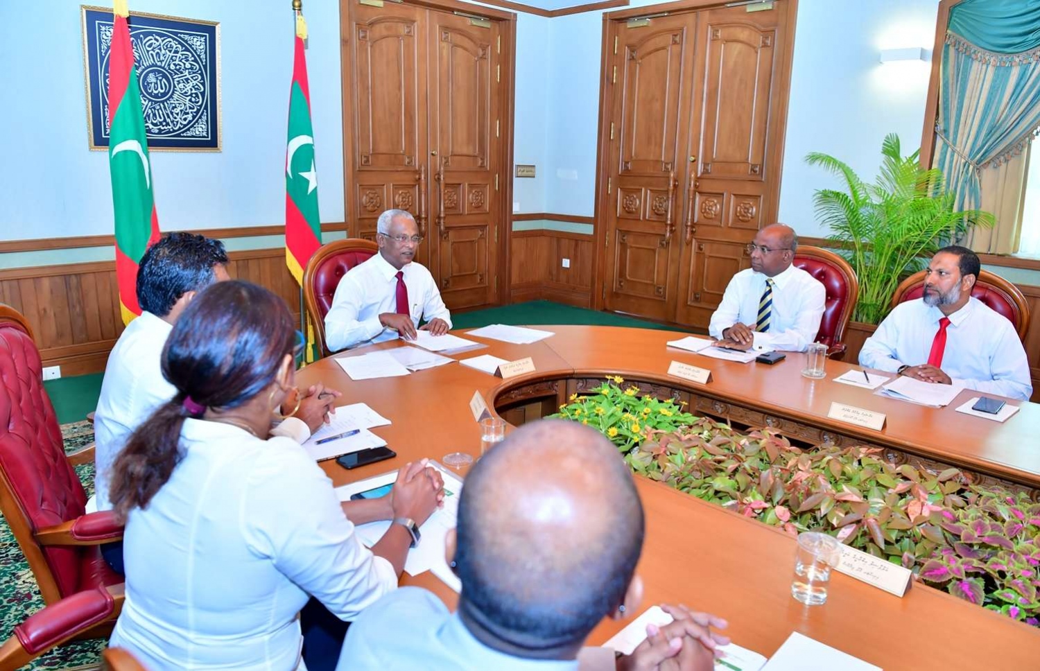 މާލެ: ނޮވެމްބަރު 19، 2018- މިދިޔަ ހޮނިހިރު ދުވަހު މަގާމުގެ ހުވާކުރެއްވި ރައީސް އިބްރާހިމް މުހައްމަދު ސޯލިހްގެ ސަރުކާރުގެ ފުރަތަމަ ކެބިނެޓް ބައްދަލުވުމުގެ ތެރެއިން.---ފޮޓޯ: ރައީސް އޮފީސް