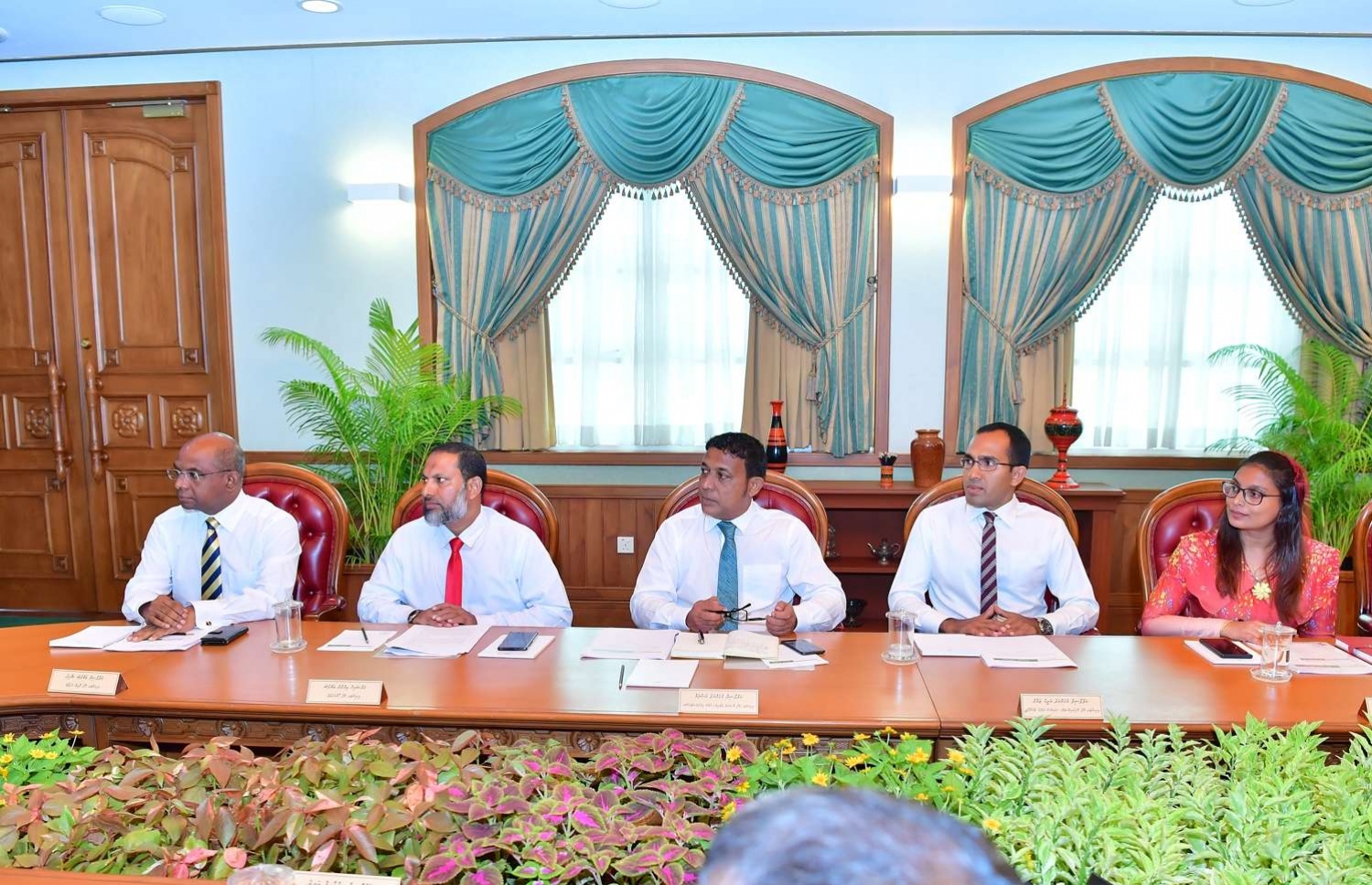 މާލެ: ނޮވެމްބަރު 19، 2018- މިދިޔަ ހޮނިހިރު ދުވަހު މަގާމުގެ ހުވާކުރެއްވި ރައީސް އިބްރާހިމް މުހައްމަދު ސޯލިހްގެ ސަރުކާރުގެ ފުރަތަމަ ކެބިނެޓް ބައްދަލުވުމުގެ ތެރެއިން.---ފޮޓޯ: ރައީސް އޮފީސް