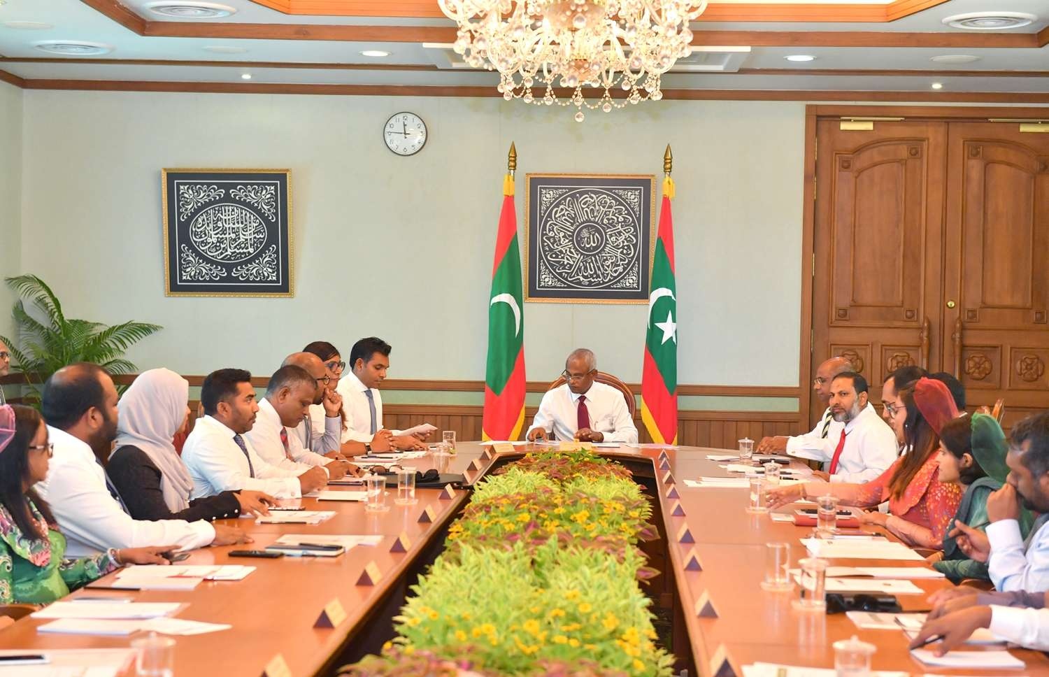 މާލެ: ނޮވެމްބަރު 19، 2018- މިދިޔަ ހޮނިހިރު ދުވަހު މަގާމުގެ ހުވާކުރެއްވި ރައީސް އިބްރާހިމް މުހައްމަދު ސޯލިހްގެ ސަރުކާރުގެ ފުރަތަމަ ކެބިނެޓް ބައްދަލުވުން އެމަނިކުފާނު ކުރިއަށް ގެންދަވަނީ.---ފޮޓޯ: ރައީސް އޮފީސް