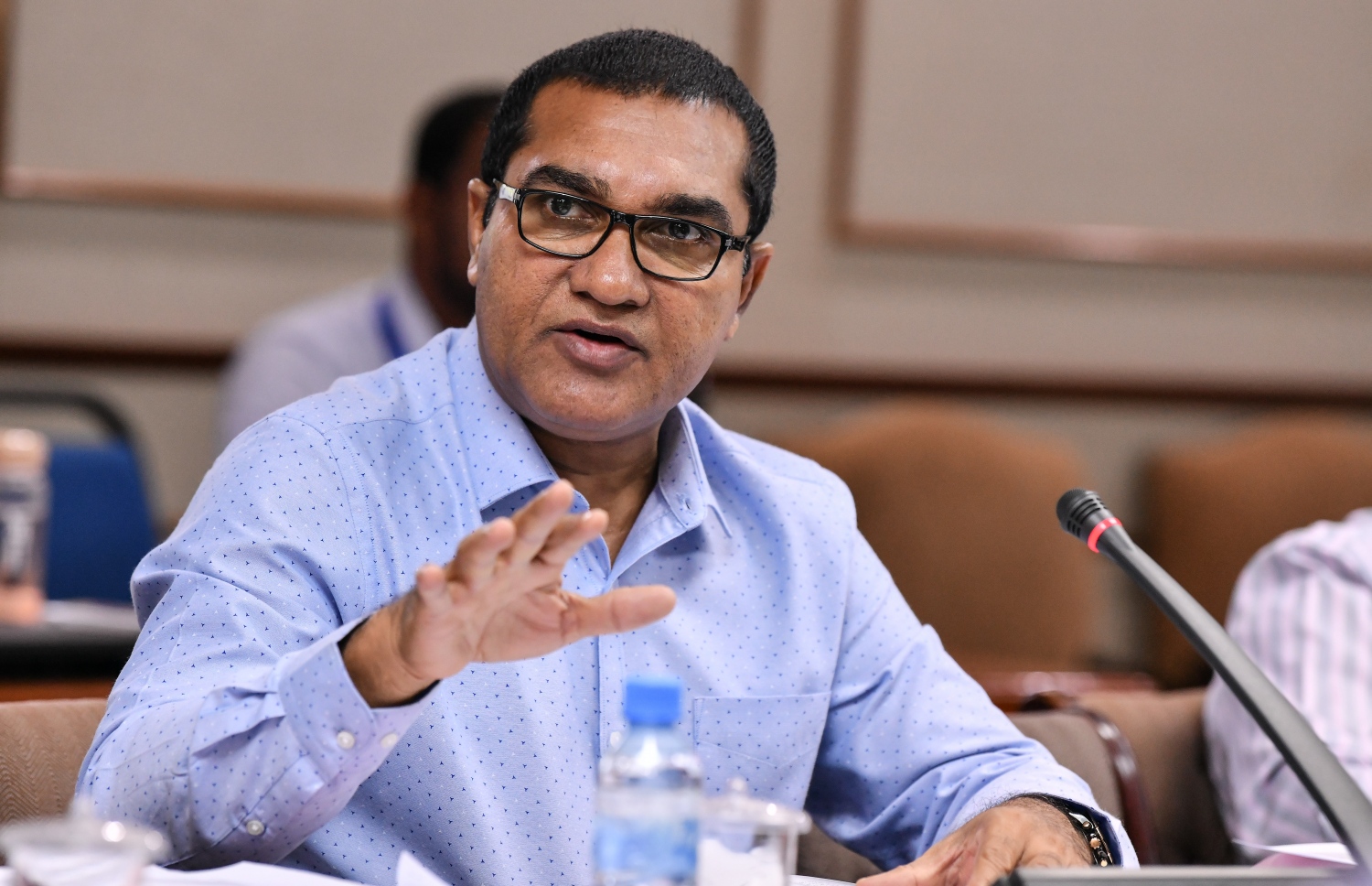 ރައްޔިތުންގެ މަޖިލީހުގެ ކޮމިޓީއެއްގައި ފޭދޫ ދެކުނު ދާއިރާގެ އޭރުގެ މެމްބަރު އިބްރާހިމް ދީދީ ވާހަކަ ދައްކަވަނީ.---ފޮޓޯ: މަޖިލިސް