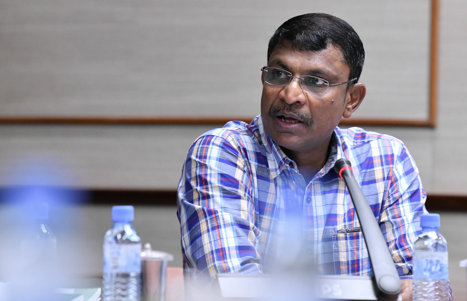 ވިލުފުށީ ދާއިރާގެ މެމްބަރު ރިޔާޒް ރަޝީދު މިއަދު ކޮމިޓީގައި ވާހަކަ ދައްކަވަނީ. --- ފޮޓޯ: ނިޝާން އަލީ/ މިހާރު