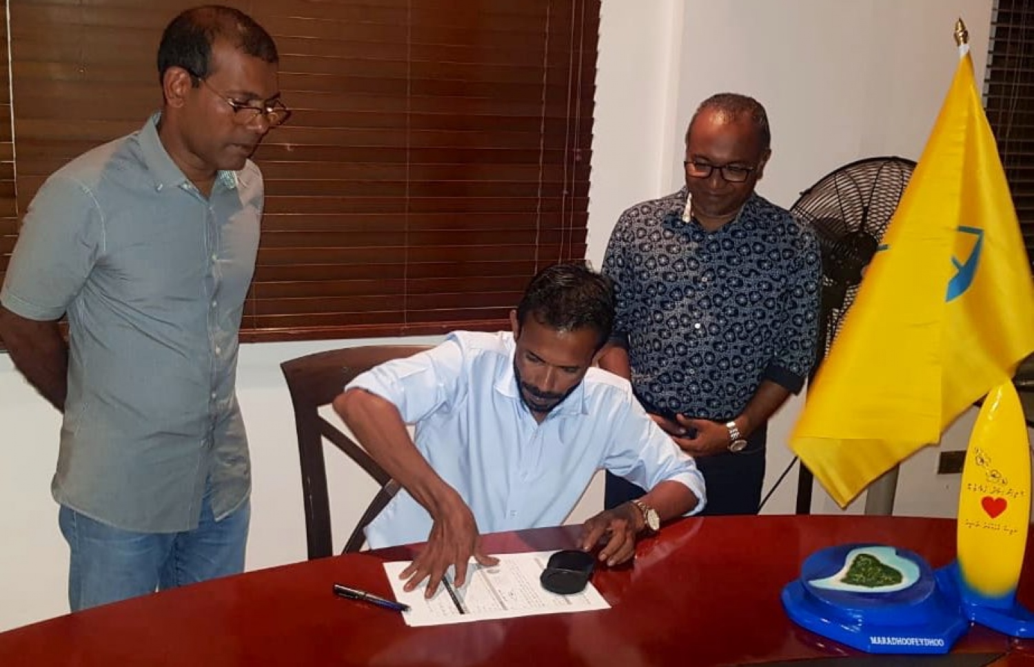 މުހައްމާ އެމްޑީޕީއަށް މިރޭ ސޮއިކުރައްވާއިރު، އޭނާގެ އަރިހުގައި އެ ޕާޓީގެ ރައީސް ނަޝީދު (ވ) އަދި ޕާޓީގެ ޗެއާޕާސަން ހަސަން ލަތީފް މަޑުކޮށްލައްވައިގެން.---ފޮޓޯ: އެމްޑީޕީ