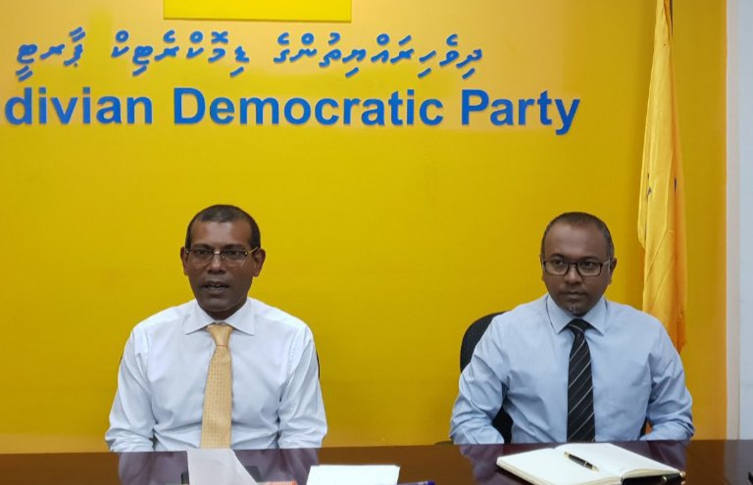 ޗައިނާ ސަފީރާއެކު ބޭއްވެވި ބައްދަލުވުމުގައި ނަޝީދު (ވ) އަދި އެމްޑީޕީގެ ޗެއާޕާސަން ހަސަން ލަތީފް ބައިވެރިވެވަޑައިގަންނަވަނީ. --- ފޮޓޯ: އެމްޑީޕީ