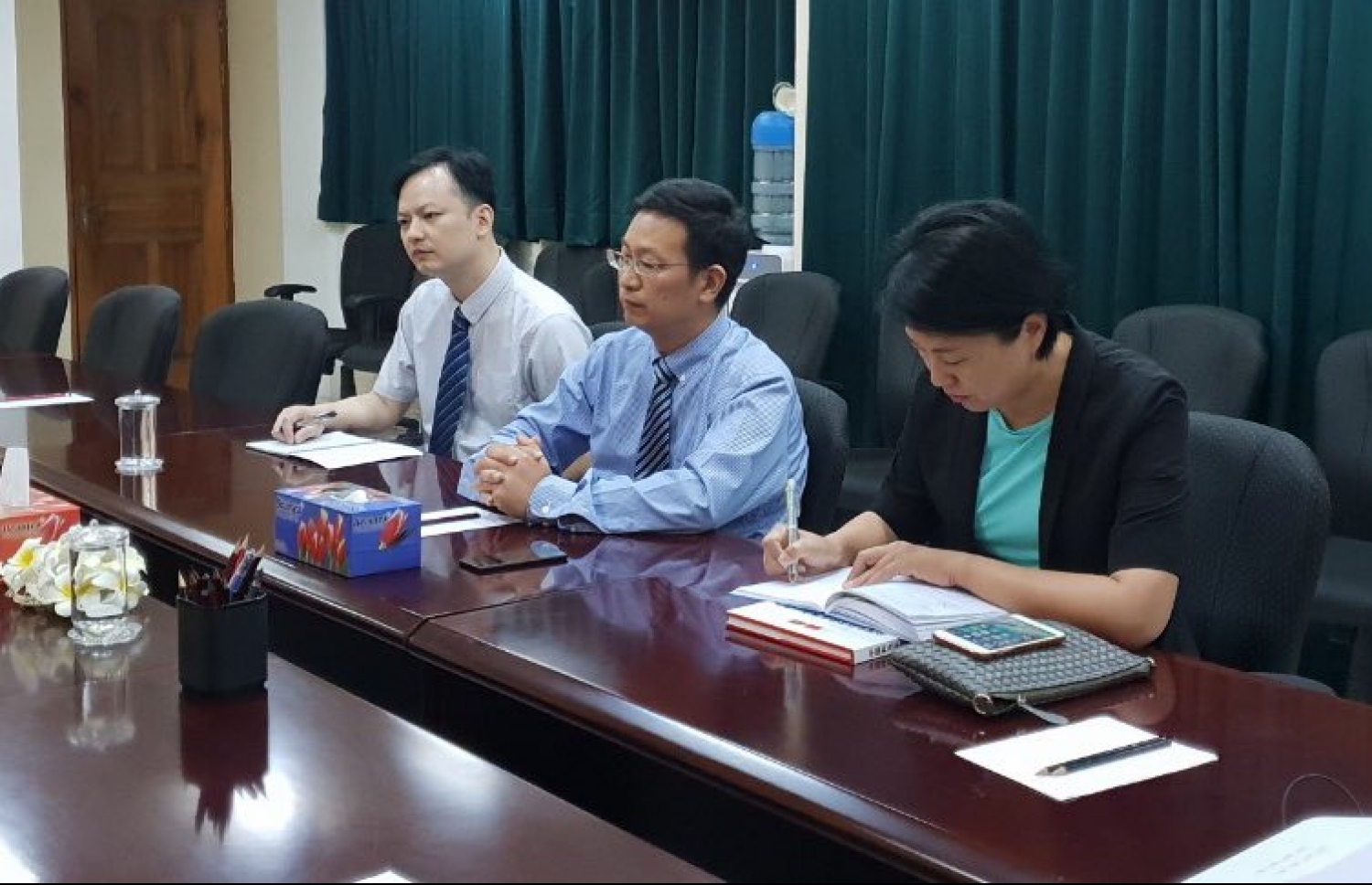 ޗައިނާ އިން ރާއްޖެ އަށް ކަނޑައަޅުއްވާފައި ހުންނަވައި ސަފީރު ޒަންގް ލިޒޯންގާ (މ). --- ފޮޓޯ: އެމްޑީޕީ