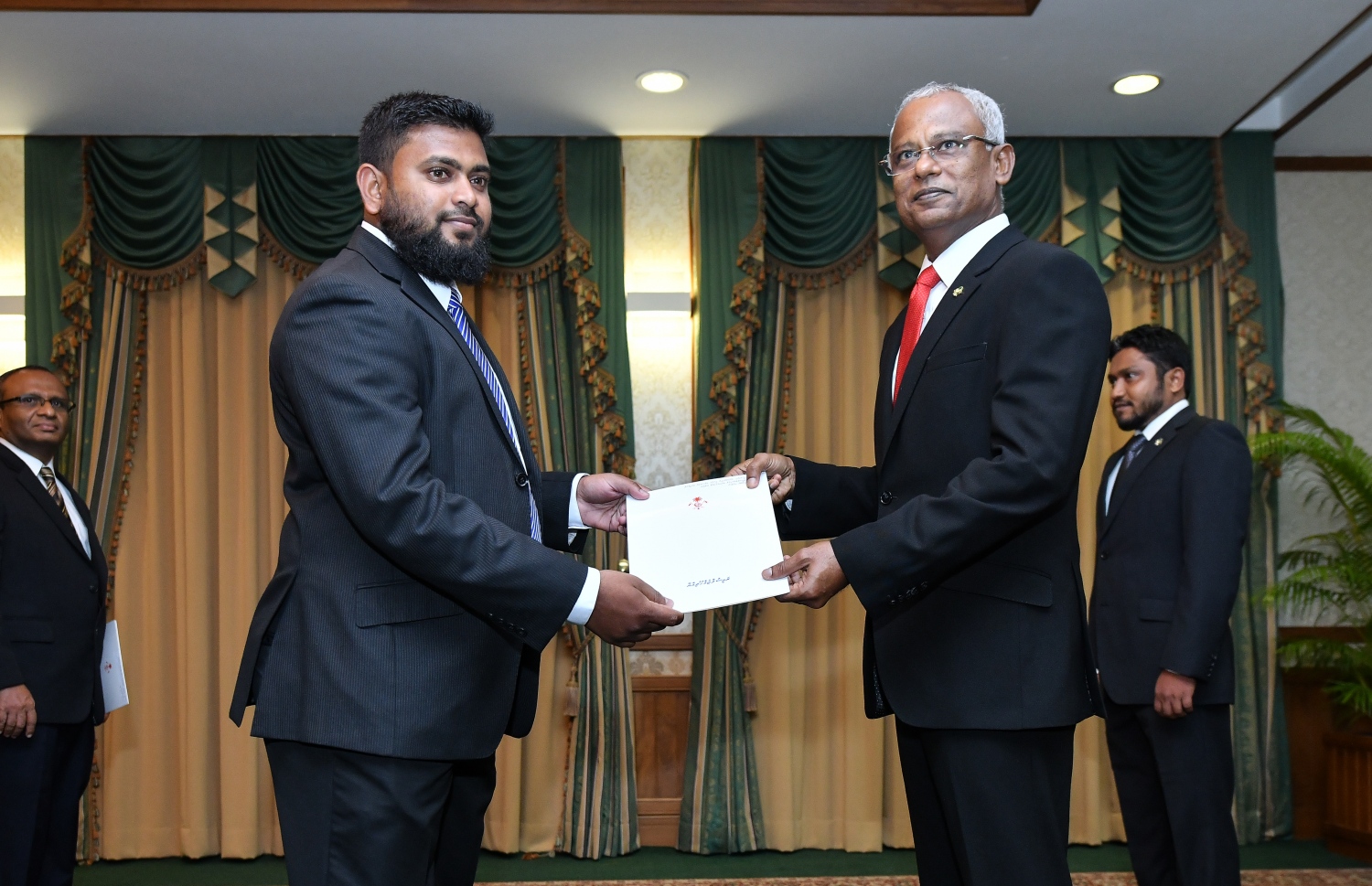 ކޮމިޝަންގެ މެމްބަރު މިސްބާހު އައްބާސް އަށް، ރައީސް މަގާމުގެ ލިއުން ހަވާލު ކުރައްވަނީ. --ފޮޓޯ: ނިޝާން އަލީ/މިހާރު