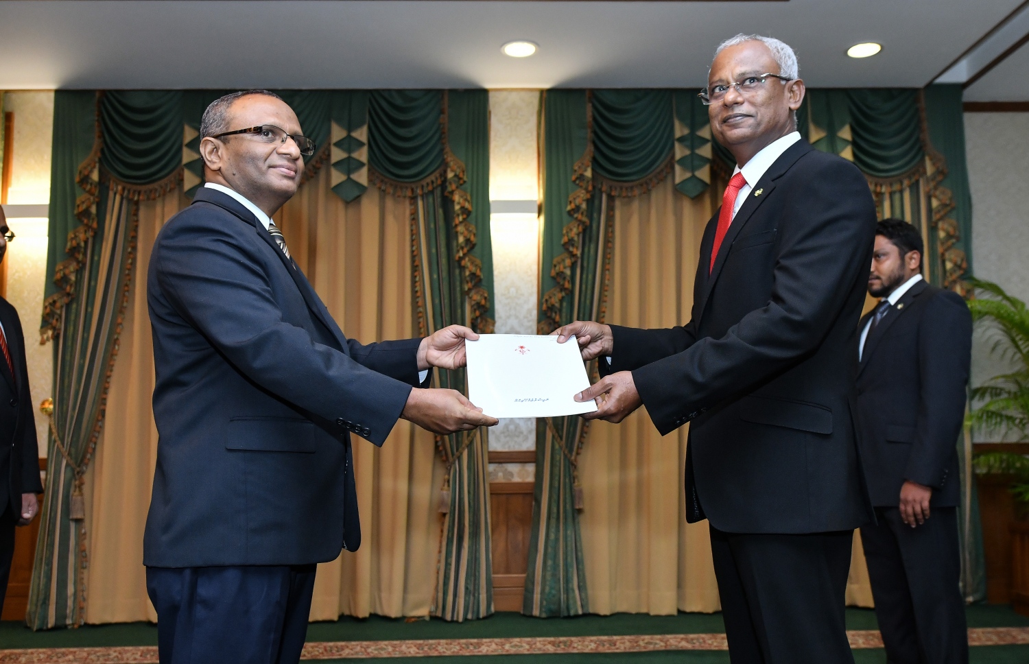 ރިޔާސީ ކޮމިޝަނަށް ސުއޫދު އައްޔަން ކުރައްވައި، އޭނާ އަށް ރައީސް އިބްރާހިމް މުހައްމަދު ސޯލިހް މަގާމުގެ ލިޔުން މިދިޔަ އަހަރުގެ ނޮވެމްބަރު 21 ގައި ދެއްވަނީ.---ފޮޓޯ: ނިޝާން އަލީ/މިހާރު