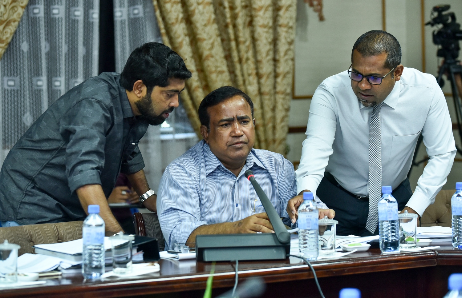 ބަޖެޓު ދިރާސާ ކުރާ ކޮމިޓީގައި ޕީޕީއެމާއި ސަރުކާރަށް ތާއީދު ކުރައްވާ މެމްބަރުން މަޝްވަރާއެއްގައި. --- ފޮޓޯ: އަހުމަދު ނިޝާތު/ މިހާރު