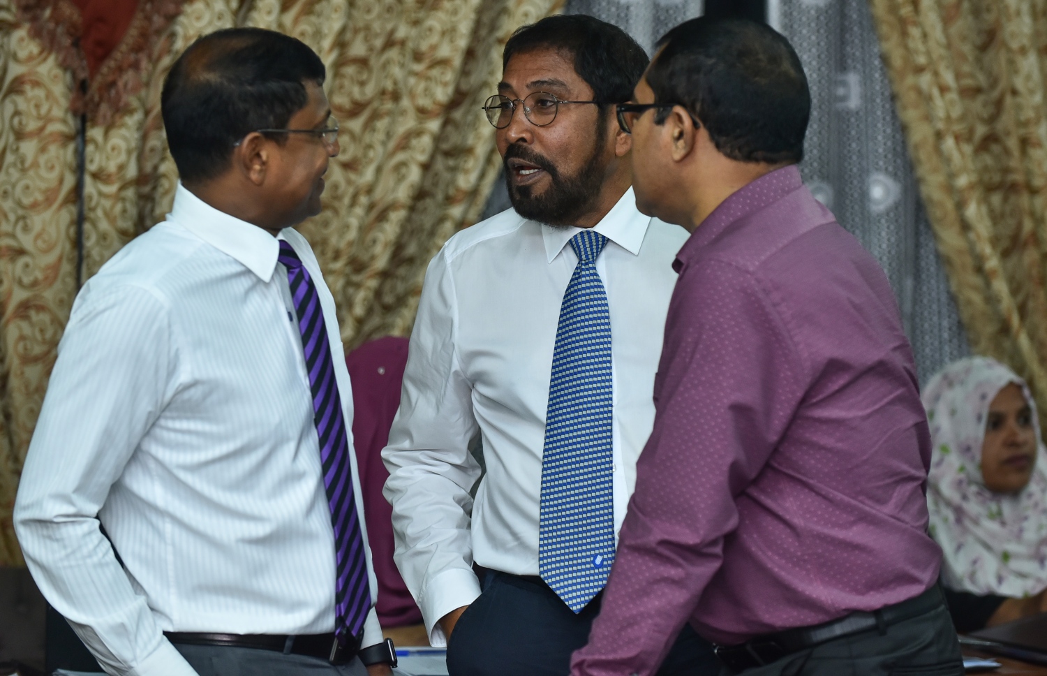 މަޖިލީހުގެ ރައީސް ގާސިމް (މ) ފޭދޫ ދާއިރާގެ މެމްބަރު އިބްރާހިމް ދީދީ އާއި ވިލުފުށީ ދާއިރާގެ މެމްބަރު ރިޔާޒް ރަޝީދާ މަޝްވަރާ ކުރައްވަނީ. --- ފޮޓޯ: އަހުމަދު ނިޝާތު/ މިހާރު