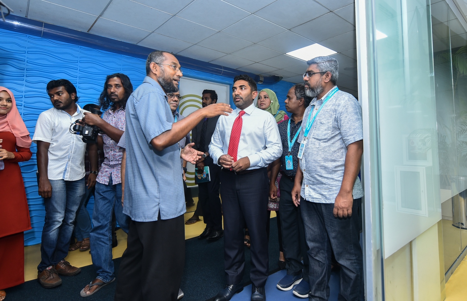 ހެލްތު މިނިސްޓަރު އަމީން، އައިޖީއެމްއެޗަށް ވަޑައިގެން އެ ހޮސްޕިޓަލުގެ މަސައްކަތްތައް އޮޅުންފިލުވާލައްވަނީ: އާސަންދަ ނިޒާމަށް ބަދަލު ގެންނަން ޖެހޭ.-- ފޮޓޯ: އަހުމަދު ނިޝާތު/ މިހާރު