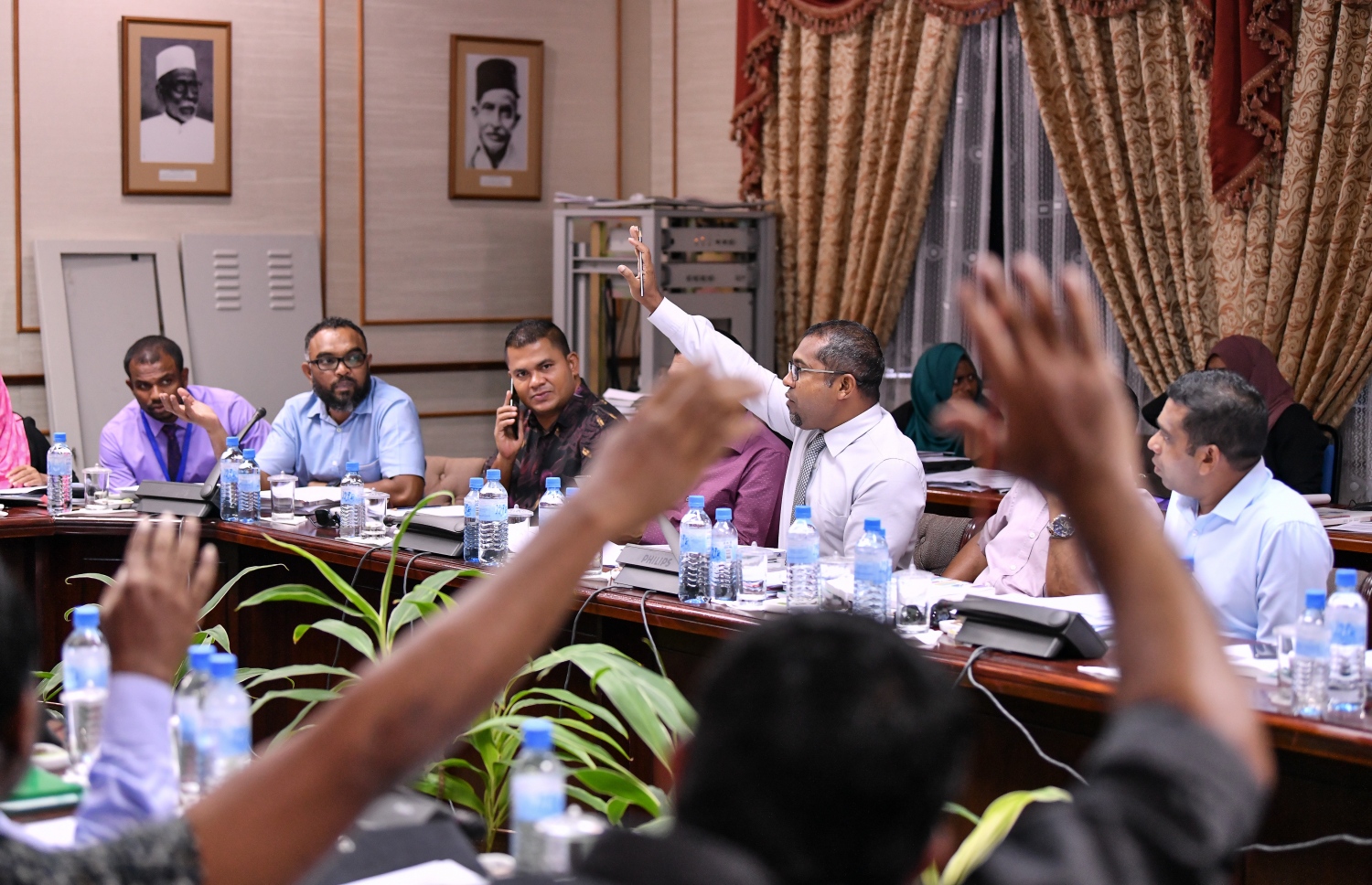 ރައްޔިތުންގެ މަޖިލިހުގެ ކޮމިޓީ ބައްދަލުވުމެއްގައި މެމްބަރުން އަތް މައްޗަށް ހިއްލައިގެން. --- ފޮޓޯ: ހުސެއިން ވަހީދު/ މިހާރު