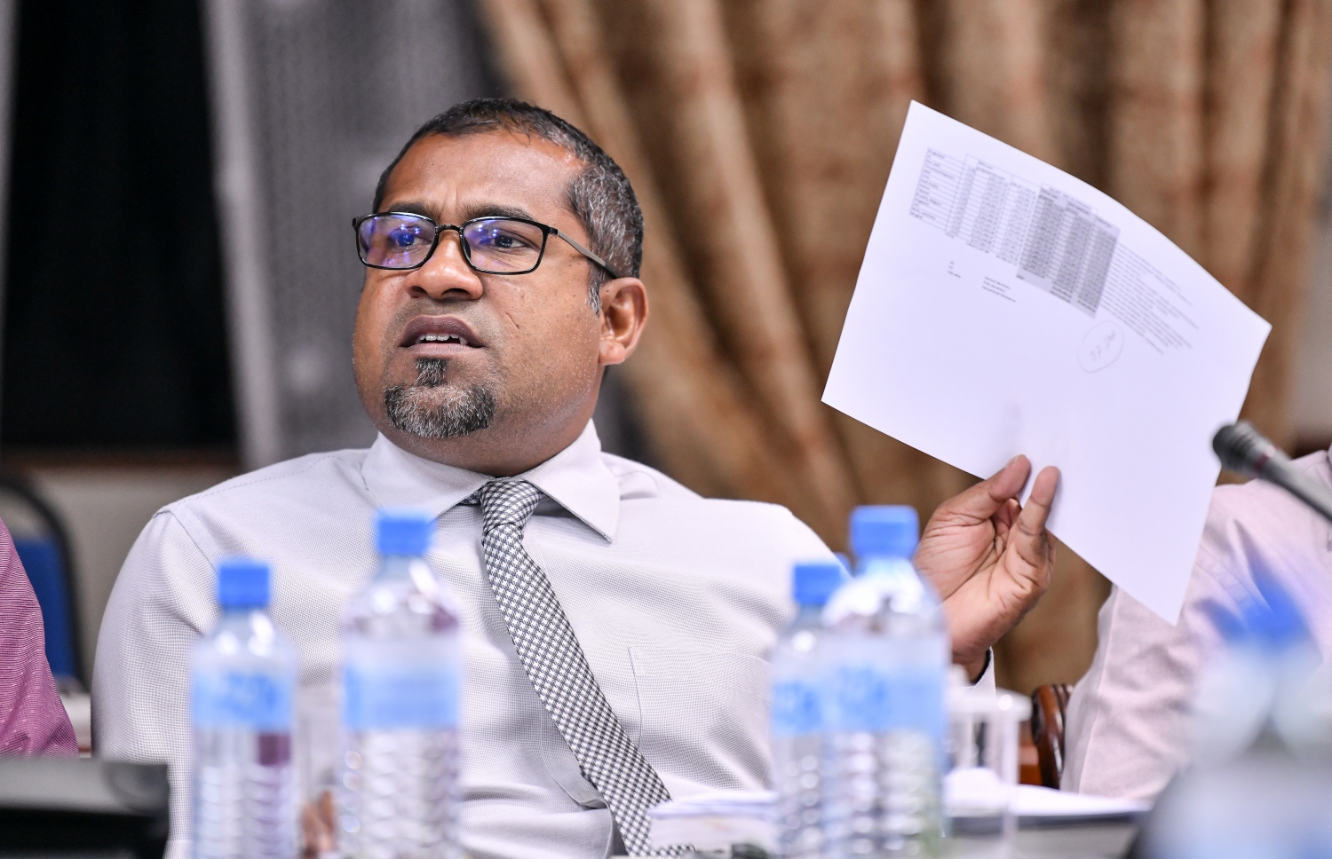 ބަޖެޓު ދިރާސާ ކުރި ކޮމިޓީގައި ޚަލީލް ވާހަކަ ދައްކަވަނީ. --- ފޮޓޯ: ނިޝާން އަލީ/ މިހާރު