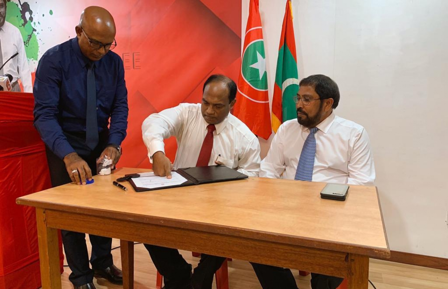 ކުރީގެ ޑިފެންސް މިނިސްޓަރު މޫސާ އަލީ ޖަލީލު (މ) ޖޭޕީއަށް ސޮއިކުރައްވަނީ-- ފޮޓޯ: ޖޭޕީ