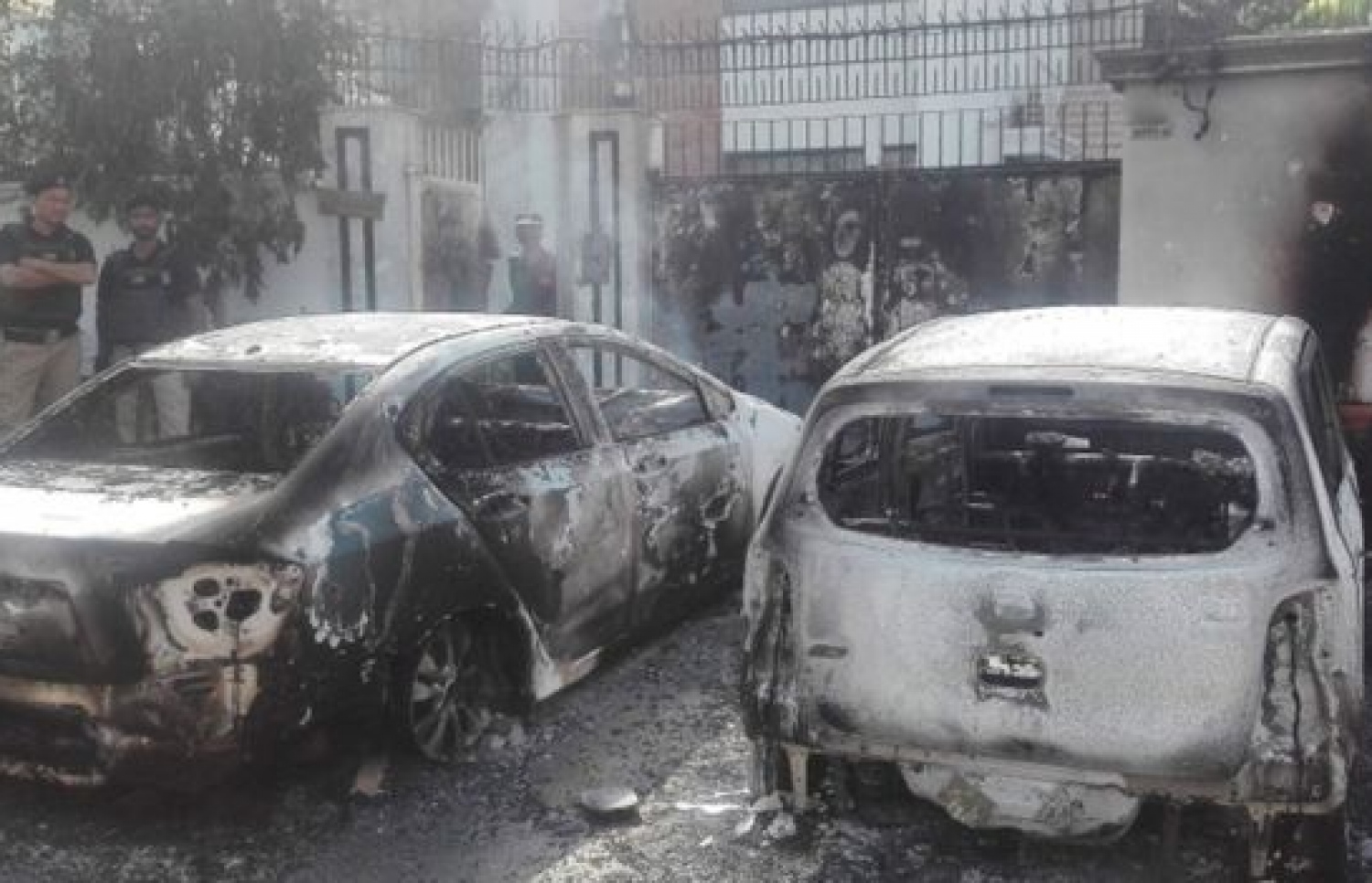 ހަމަލާގައި ވަނީ ވެހިކަލްތަކަށް ގެއްލުންދީފައި. --ފޮޓޯ:އޭއެފްޕީ