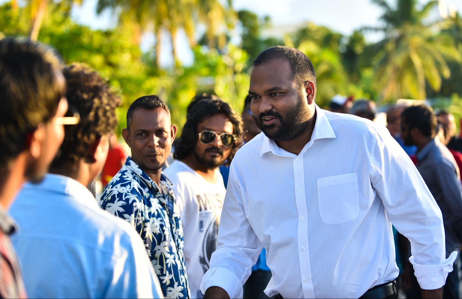 ކ.މާފުށި: ނޮވެމްބަރު 23، 2018- ޓޫރިޒަމް މިނިސްޓަރުކަމަށް އައްޔަން ކުރެއްވި އަލީ ވަހީދު މަގާމާ ހަވާލުވެވަޑައިގަތުމަށް ފަހު، ކުރެއްވި ފުރަތަމަ ރަސްމީ ދަތުރުގައި މާފުއްޓަށް ކުރެއްވި ޒިޔާރަތުގެ ތެރެއިން އެ ރަށުގެ ބައެއް މީހުންނާ ބައްދަލުކުރައްވަނީ.---ފޮޓޯ: ހުސައިން ވަހީދު/މިހާރު