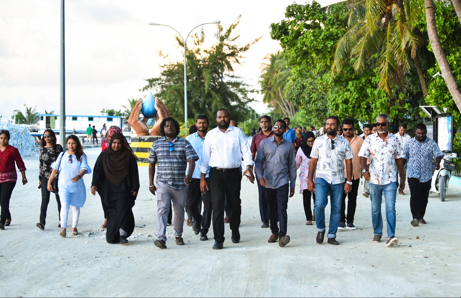 ކ.މާފުށި: ނޮވެމްބަރު 23، 2018- ޓޫރިޒަމް މިނިސްޓަރުކަމަށް އައްޔަން ކުރެއްވި އަލީ ވަހީދު މަގާމާ ހަވާލުވެވަޑައިގަތުމަށް ފަހު، ކުރެއްވި ފުރަތަމަ ރަސްމީ ދަތުރުގައި މާފުއްޓަށް ކުރެއްވި ޒިޔާރަތުގެ ތެރެއިން އެ ރަށުގެ އެކި ސަރަހައްދުތައް ބައްލަވާލައްވަނީ.---ފޮޓޯ: ހުސައިން ވަހީދު/މިހާރު