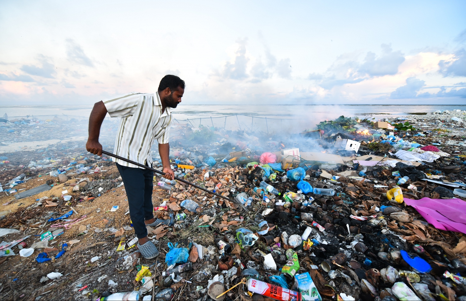 ކ.މާފުށި: ނޮވެމްބަރު 23، 2018- މާފުށީގެ ކުނިކޮށި ސަރަހައްދުގައި މީހަކު ހަރަކާތްތެރިވަނީ: ޓޫރިޒަމް މިނިސްޓަރުކަމަށް އައްޔަން ކުރެއްވި އަލީ ވަހީދު މަގާމާ ހަވާލުވެވަޑައިގަތުމަށް ފަހު، ކުރެއްވި ފުރަތަމަ ރަސްމީ ދަތުރުގައި މާފުއްޓަށް ކުރެއްވި ޒިޔާރަތުގެ ތެރެއިން ރަށުގެ ކުނިކޮށި ބައްލައިލެއްވި.---ފޮޓޯ: ހުސައިން ވަހީދު/މިހާރު