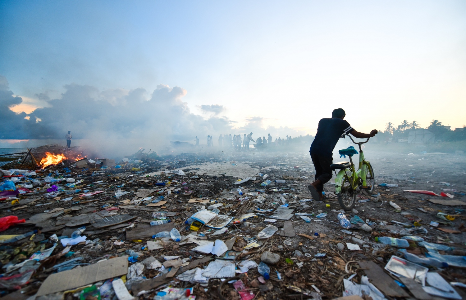 ކ.މާފުށި: ނޮވެމްބަރު 23، 2018- މާފުށީގެ ކުނިކޮށި ސަރަހައްދުން މީހަކު ބައިސްކަލް ދަމާފައި ގެންދަނީ: ޓޫރިޒަމް މިނިސްޓަރުކަމަށް އައްޔަން ކުރެއްވި އަލީ ވަހީދު މަގާމާ ހަވާލުވެވަޑައިގަތުމަށް ފަހު، ކުރެއްވި ފުރަތަމަ ރަސްމީ ދަތުރުގައި މާފުއްޓަށް ކުރެއްވި ޒިޔާރަތުގެ ތެރެއިން ރަށުގެ ކުނިކޮށި ބައްލައިލެއްވި.---ފޮޓޯ: ހުސައިން ވަހީދު/މިހާރު