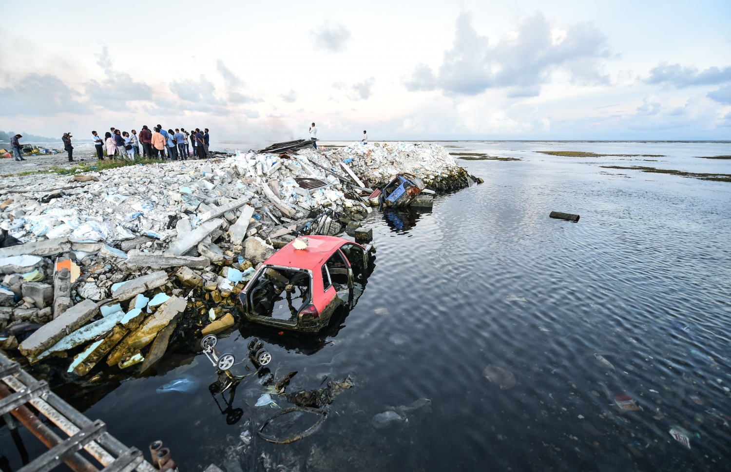 ކ.މާފުށި: ނޮވެމްބަރު 23، 2018- މާފުށީގެ ކުނިކޮށި ސަރަހައްދު: ޓޫރިޒަމް މިނިސްޓަރުކަމަށް އައްޔަން ކުރެއްވި އަލީ ވަހީދު މަގާމާ ހަވާލުވެވަޑައިގަތުމަށް ފަހު، ކުރެއްވި ފުރަތަމަ ރަސްމީ ދަތުރުގައި މާފުއްޓަށް ކުރެއްވި ޒިޔާރަތުގެ ތެރެއިން ރަށުގެ ކުނިކޮށި ބައްލައިލެއްވި.---ފޮޓޯ: ހުސައިން ވަހީދު/މިހާރު
