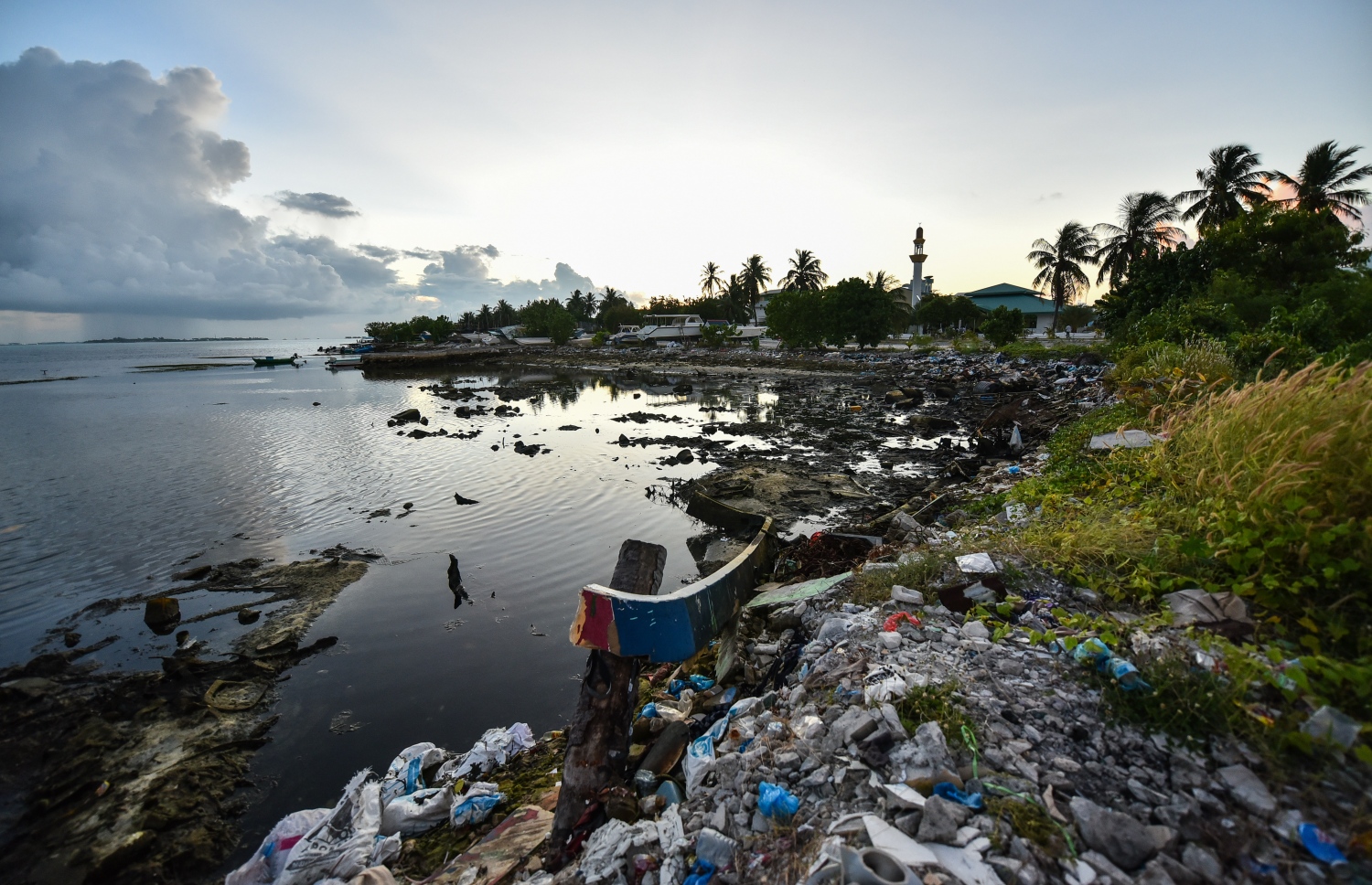 ކ.މާފުށި: ނޮވެމްބަރު 23، 2018- މާފުށީގެ ކުނިކޮށި ސަރަހައްދު: ޓޫރިޒަމް މިނިސްޓަރުކަމަށް އައްޔަން ކުރެއްވި އަލީ ވަހީދު މަގާމާ ހަވާލުވެވަޑައިގަތުމަށް ފަހު، ކުރެއްވި ފުރަތަމަ ރަސްމީ ދަތުރުގައި މާފުއްޓަށް ކުރެއްވި ޒިޔާރަތުގެ ތެރެއިން ރަށުގެ ކުނިކޮށި ބައްލައިލެއްވި.---ފޮޓޯ: ހުސައިން ވަހީދު/މިހާރު
