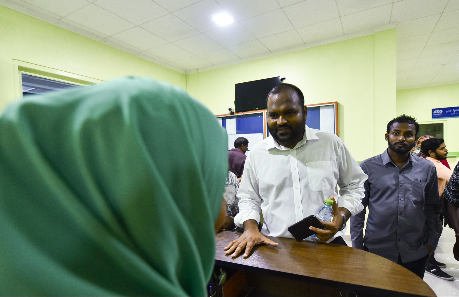 ކ.މާފުށި: ނޮވެމްބަރު 23، 2018- ޓޫރިޒަމް މިނިސްޓަރުކަމަށް އައްޔަން ކުރެއްވި އަލީ ވަހީދު މަގާމާ ހަވާލުވެވަޑައިގަތުމަށް ފަހު، ކުރެއްވި ފުރަތަމަ ރަސްމީ ދަތުރުގައި މާފުއްޓަށް ކުރެއްވި ޒިޔާރަތުގެ ތެރެއިން އެ ރަށުގެ ސިއްހީ މަރުކަޒަށް ވަޑައިގެން އެ ތަނުގެ ހާލަތު އޮޅުން ފިލުއްވަނީ.---ފޮޓޯ: ހުސައިން ވަހީދު/މިހާރު