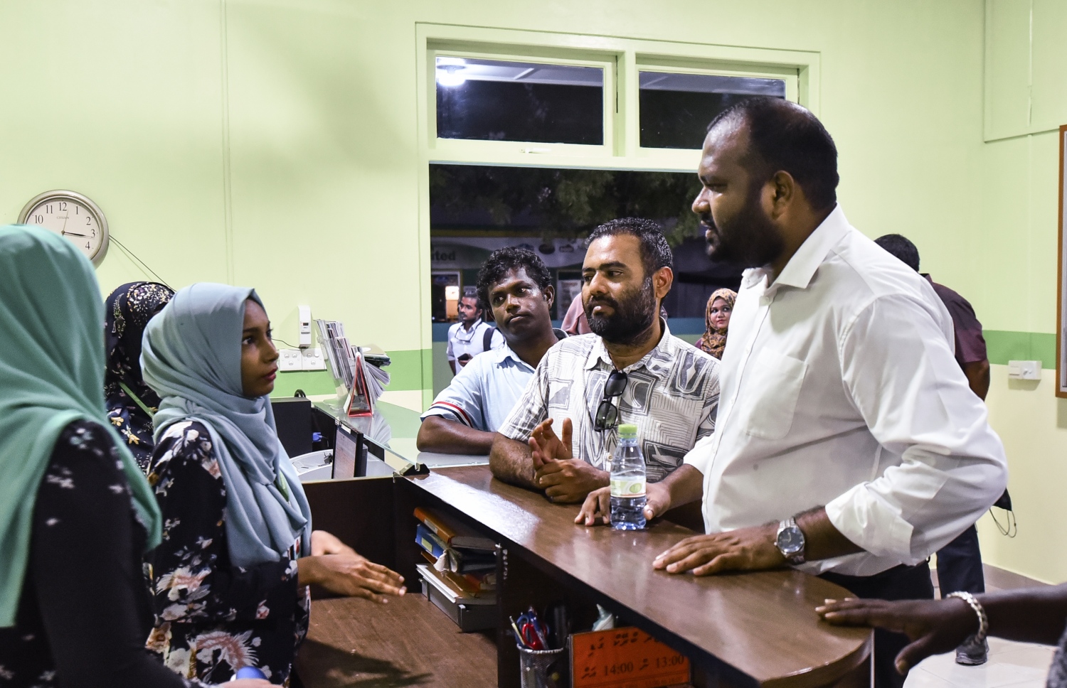 ކ.މާފުށި: ނޮވެމްބަރު 23، 2018- ޓޫރިޒަމް މިނިސްޓަރުކަމަށް އައްޔަން ކުރެއްވި އަލީ ވަހީދު މަގާމާ ހަވާލުވެވަޑައިގަތުމަށް ފަހު، ކުރެއްވި ފުރަތަމަ ރަސްމީ ދަތުރުގައި މާފުއްޓަށް ކުރެއްވި ޒިޔާރަތުގެ ތެރެއިން އެ ރަށުގެ ސިއްހީ މަރުކަޒަށް ވަޑައިގެން އެ ތަނުގެ ހާލަތު އޮޅުން ފިލުއްވަނީ.---ފޮޓޯ: ހުސައިން ވަހީދު/މިހާރު