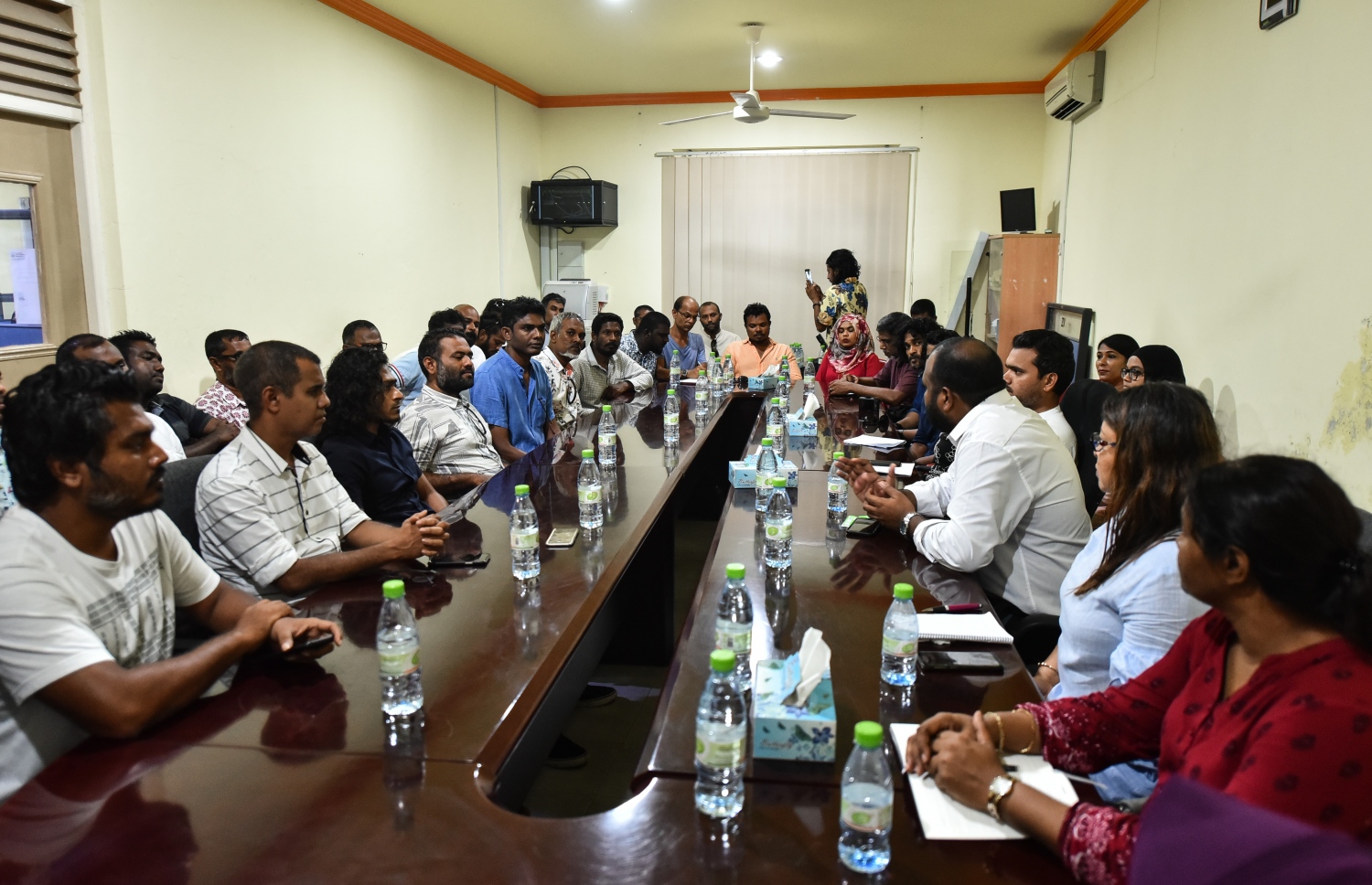 ކ.މާފުށި: ނޮވެމްބަރު 23، 2018- ޓޫރިޒަމް މިނިސްޓަރުކަމަށް އައްޔަން ކުރެއްވި އަލީ ވަހީދު މަގާމާ ހަވާލުވެވަޑައިގަތުމަށް ފަހު، ކުރެއްވި ފުރަތަމަ ރަސްމީ ދަތުރުގައި މާފުއްޓަށް ވަޑައިގެން، އެ ރަށުގެ ކައުންސިލާއި ބައެއް އާންމުންނާ ބައްދަލުކުރައްވަނީ---. ފޮޓޯ: ހުސައިން ވަހީދު/މިހާރު