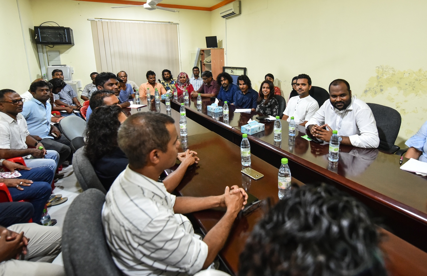 ކ.މާފުށި: ނޮވެމްބަރު 23، 2018- ޓޫރިޒަމް މިނިސްޓަރުކަމަށް އައްޔަން ކުރެއްވި އަލީ ވަހީދު މަގާމާ ހަވާލުވެވަޑައިގަތުމަށް ފަހު، ކުރެއްވި ފުރަތަމަ ރަސްމީ ދަތުރުގައި މާފުއްޓަށް ވަޑައިގެން، އެ ރަށުގެ ކައުންސިލާއި ބައެއް އާންމުންނާ ބައްދަލުކުރައްވަނީ---. ފޮޓޯ: ހުސައިން ވަހީދު/މިހާރު