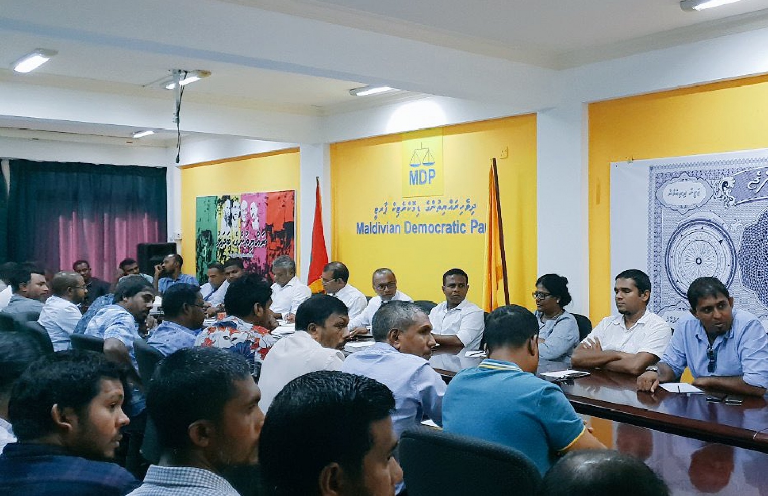 އެމްޑީޕީގެ ގައުމީ މަޖިލީހުގެ ނުރަސްމީ ބައްދަލުވުމެއް ކުރިއަށް ދަނީ. -- ފޮޓޯ: އެމްޑީޕީ