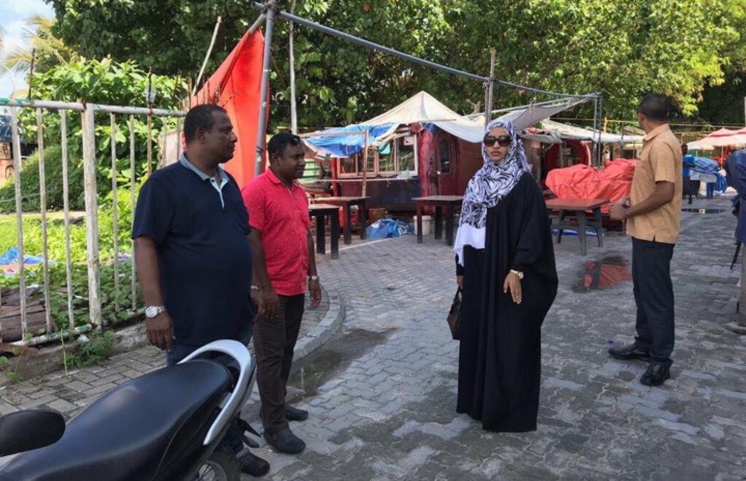 މިނިސްޓަރު އައިޝާ މިއަދު މާލޭގެ މަގުތައް ބައްލަވާލައްވަނީ.