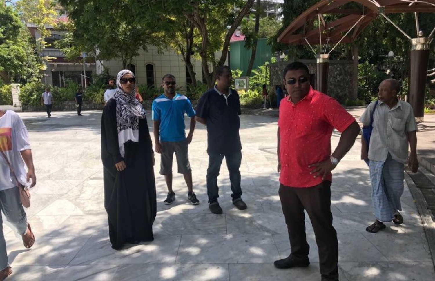 މިނިސްޓަރު އައިޝާ އިސްލާމީ މަރުކަޒުގެ ގޯތިތެރޭގައި.