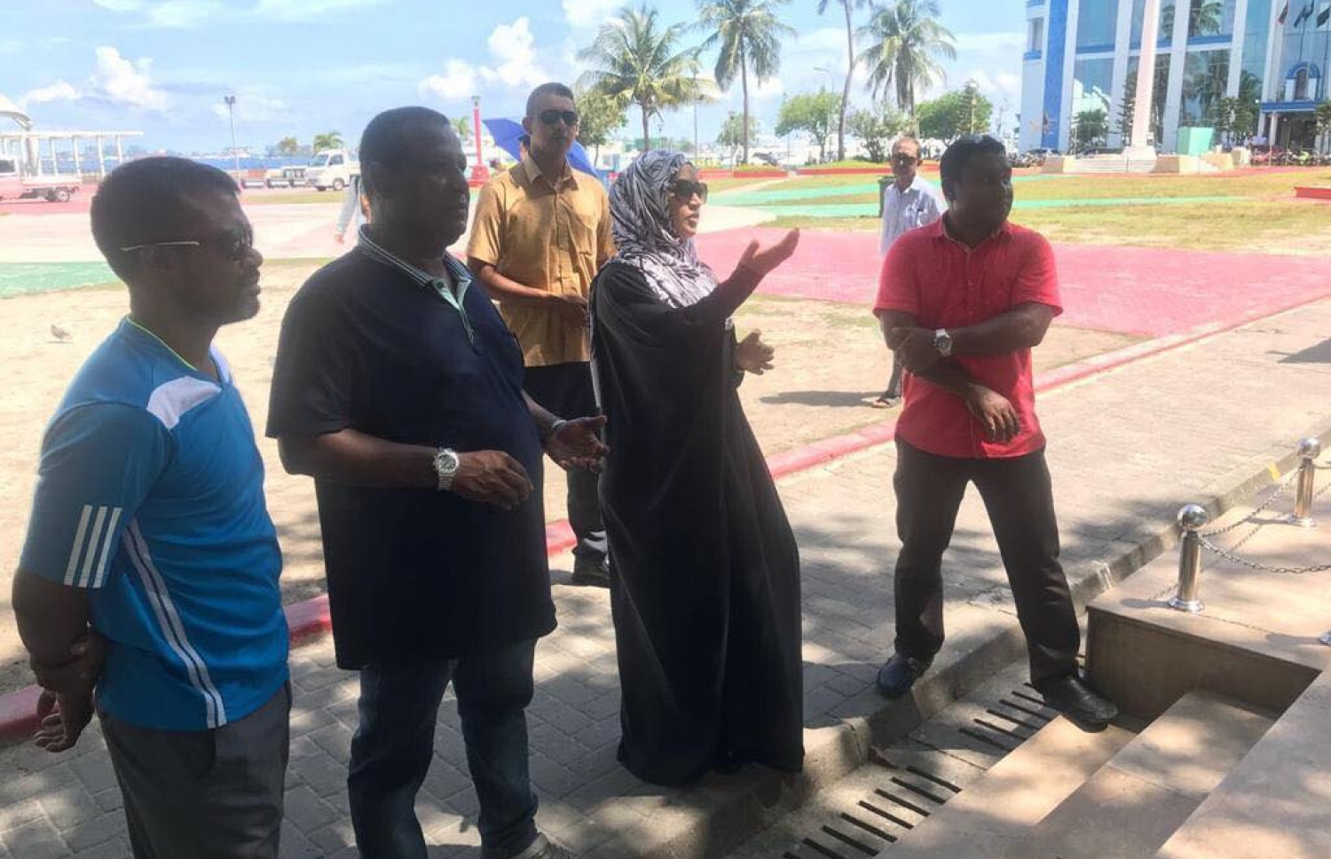 މިނިސްޓަރު އައިޝާ މިއަދު އިސްލާމީ މަރުކަޒު ކައިރީގައި.