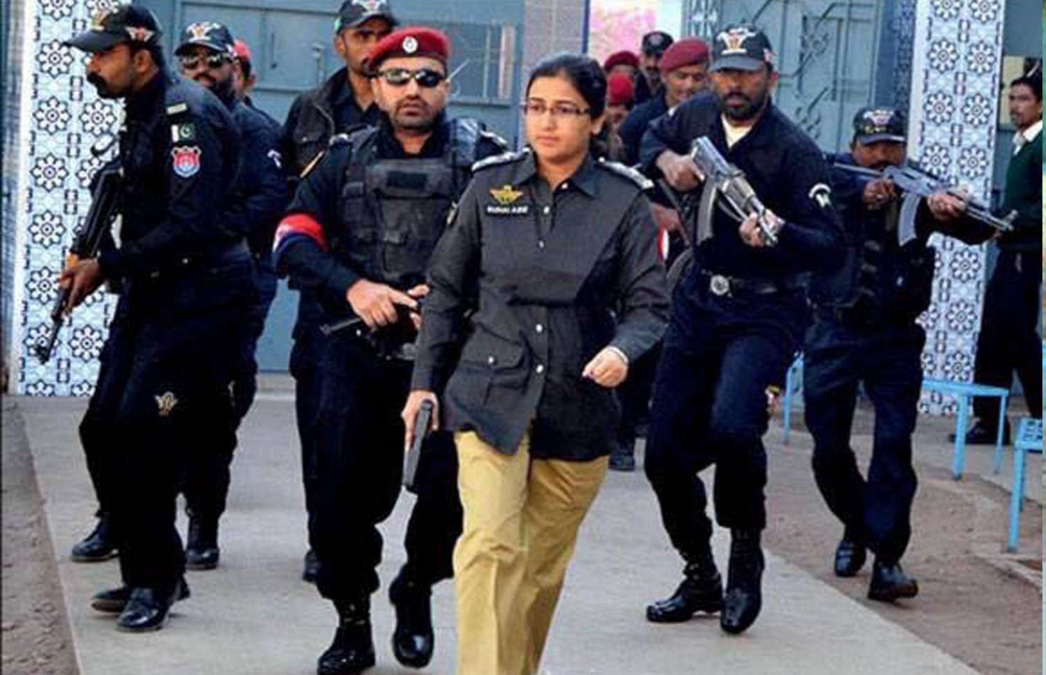 ކަރާޗީ ފުލުހުންގެ އަންހެން އޮފިސަރަށް ދަނީ ތައުރީފް ކުރަމުން.