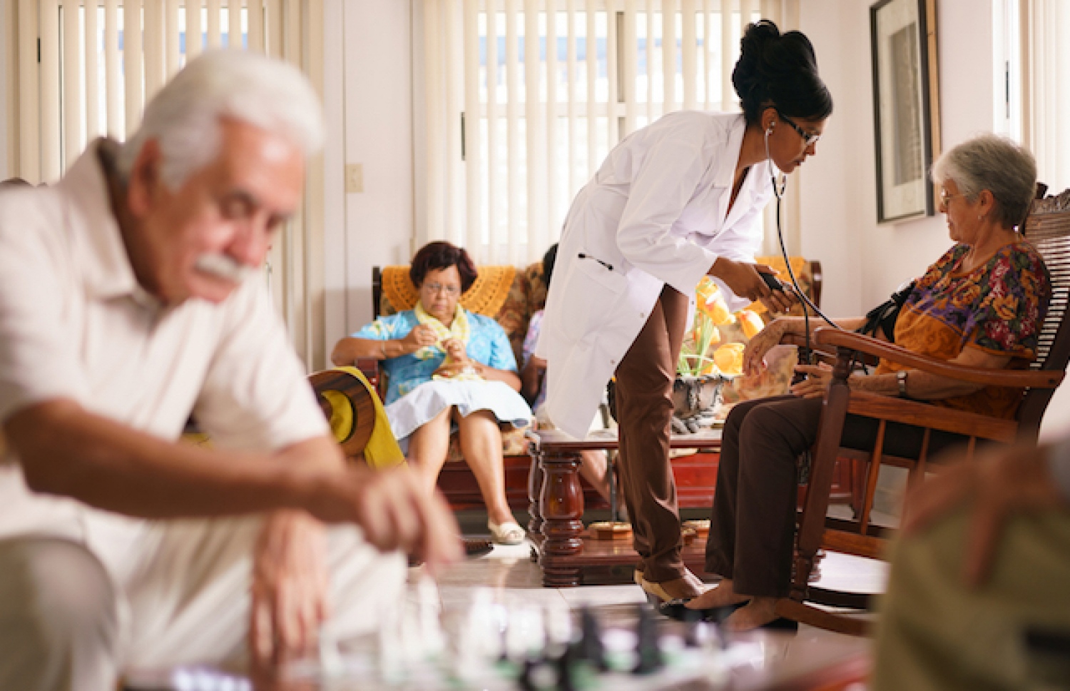 ނާސިން ހޯމެއްގައި ދުވަސްވީ މީހުންތަކަކަށް ފަރުވާ ދެނީ--