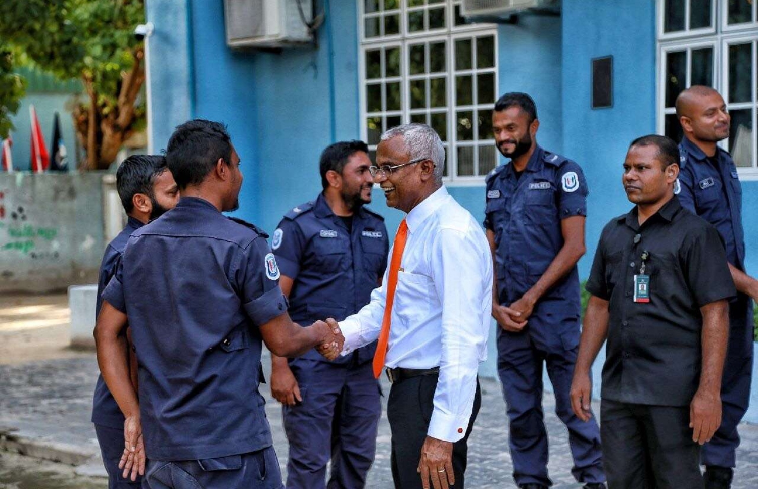 ރައީސް އިބްރާހިމް މުހައްމަދު ސޯލިހް، ދޫނިދޫ ޖަލުގެ ހާލަތު ބެއްލެވުމަށް މިއަދު ކުރެއްވި ޒިޔާރަތުގެ ތެރެއިން، ޖަލުގައި ހަރަކާތްތެރިވާ ބައެއް ފުލުހުންނާ ސަލާމް ކުރައްވަނީ.---ފޮޓޯ: ރައީސް އޮފީސް